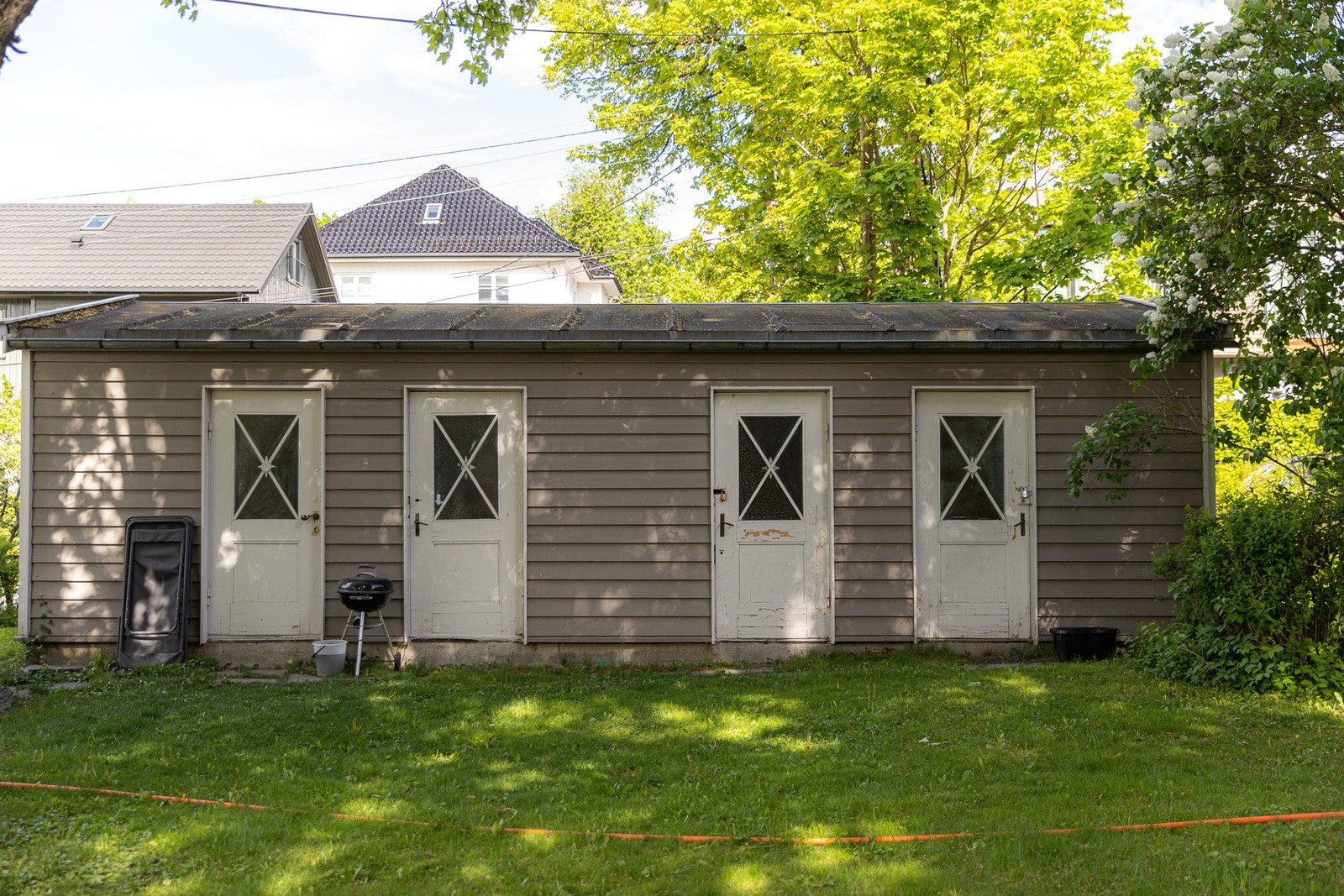 Romslig utendørs bod. Galleribilde