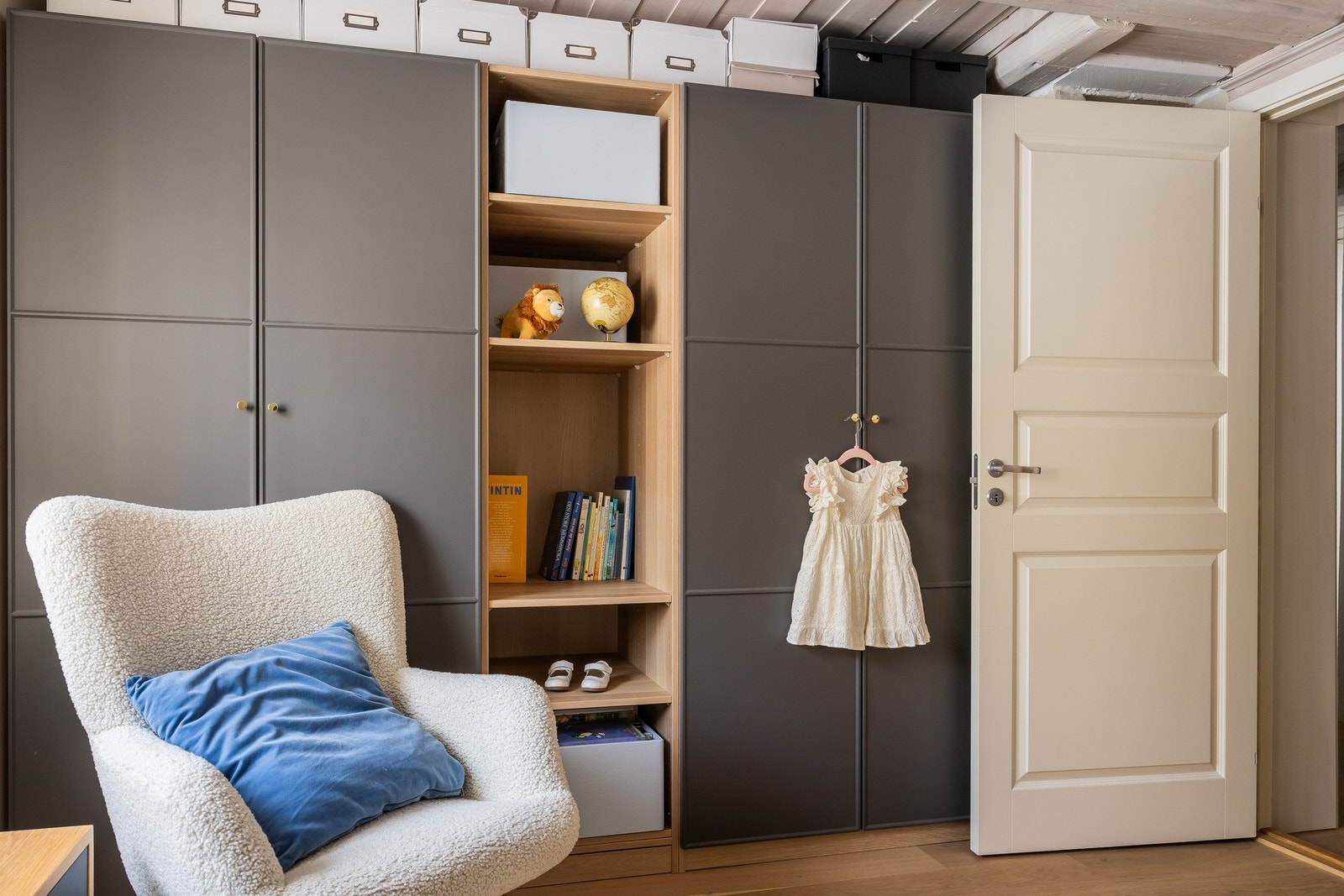 Soverom 2 har god lagringsplass i stort garderobeskap. Galleribilde