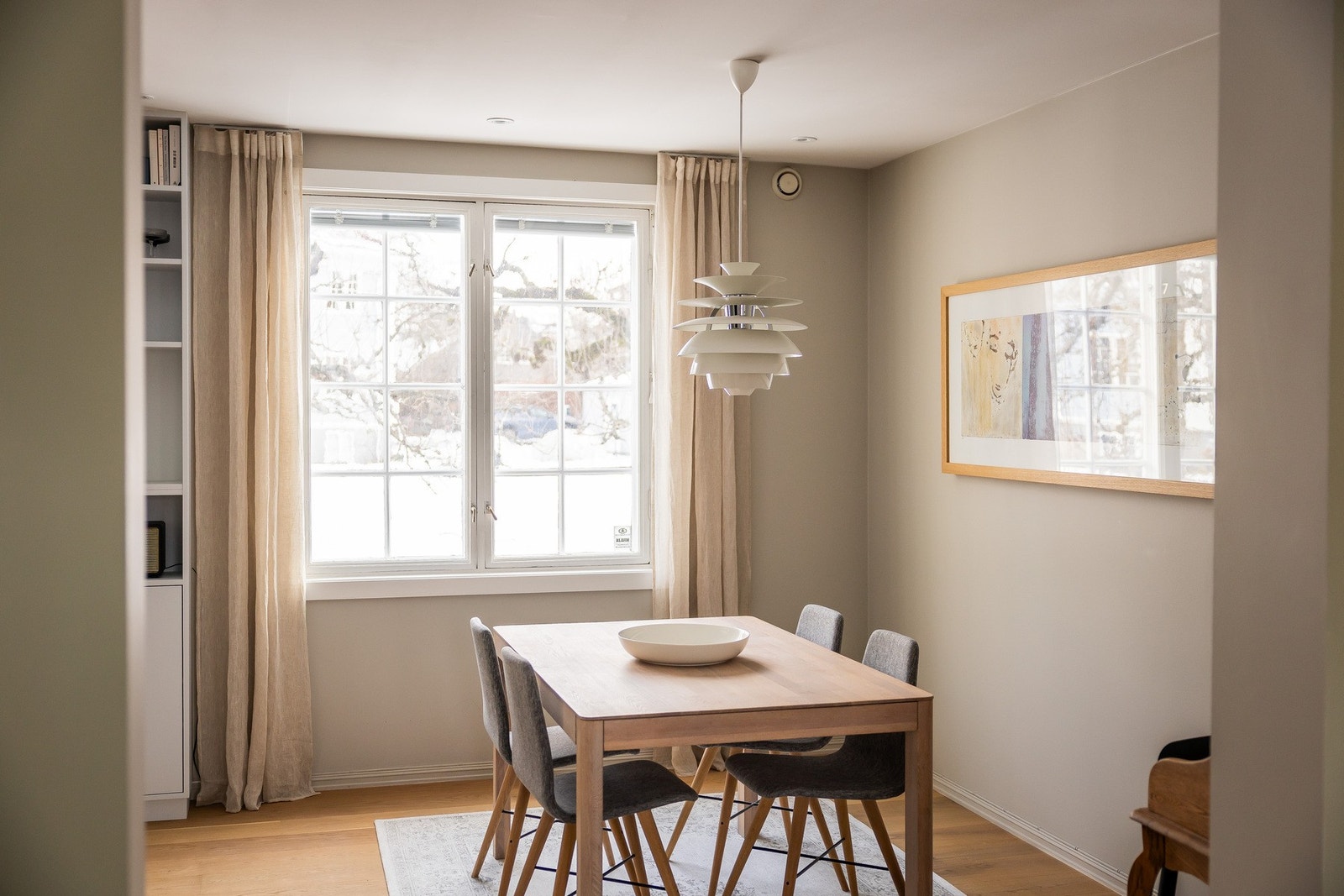 I spisestuen er det plass til et langstrakt spisebord. Galleribilde