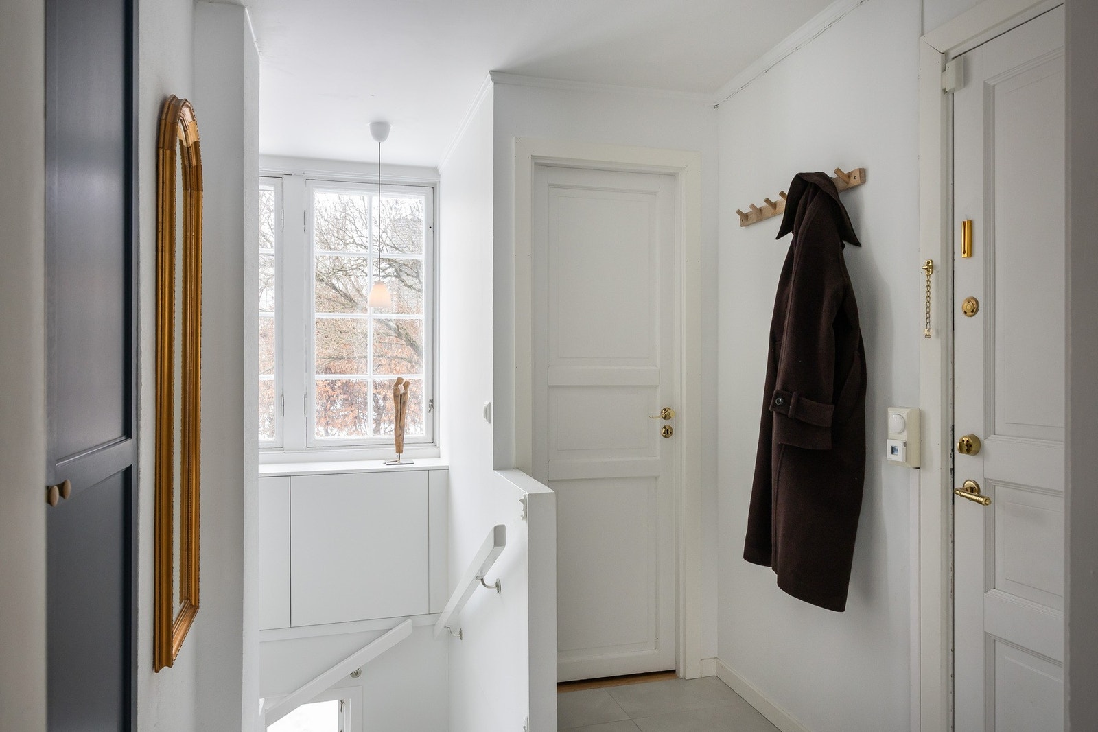 Entréen har innebygd garderobeskap. Galleribilde