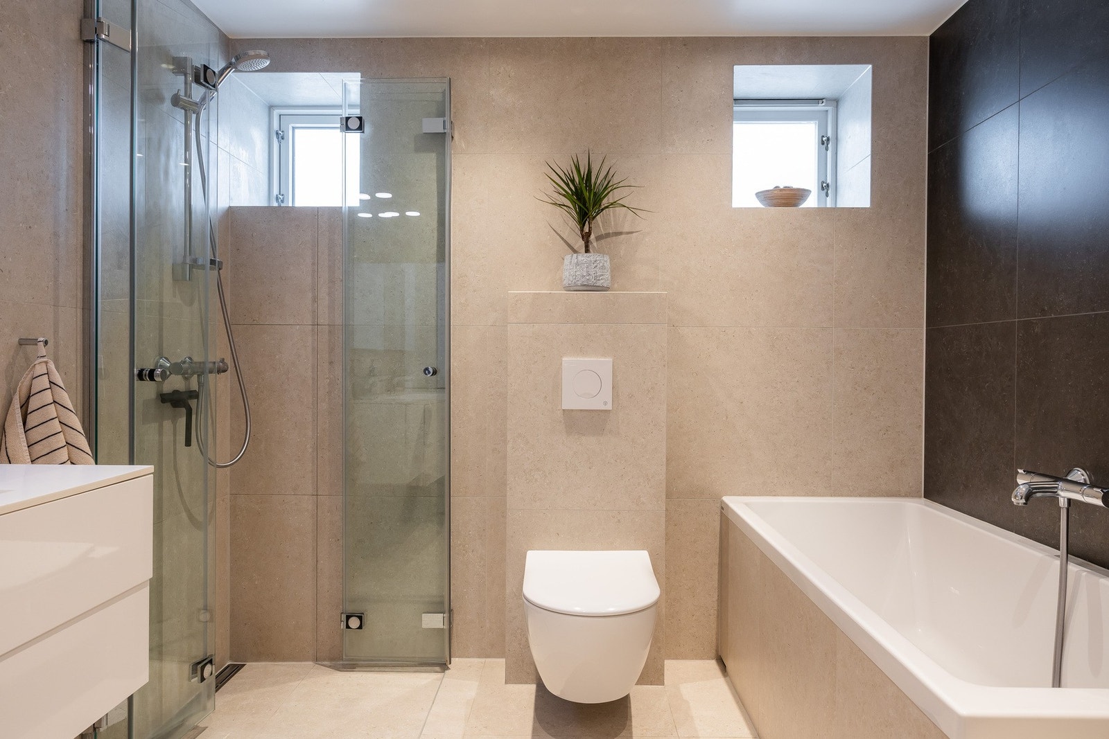 Pent og moderne flislagt bad/wc fra 2019 med varmekabler. Galleribilde