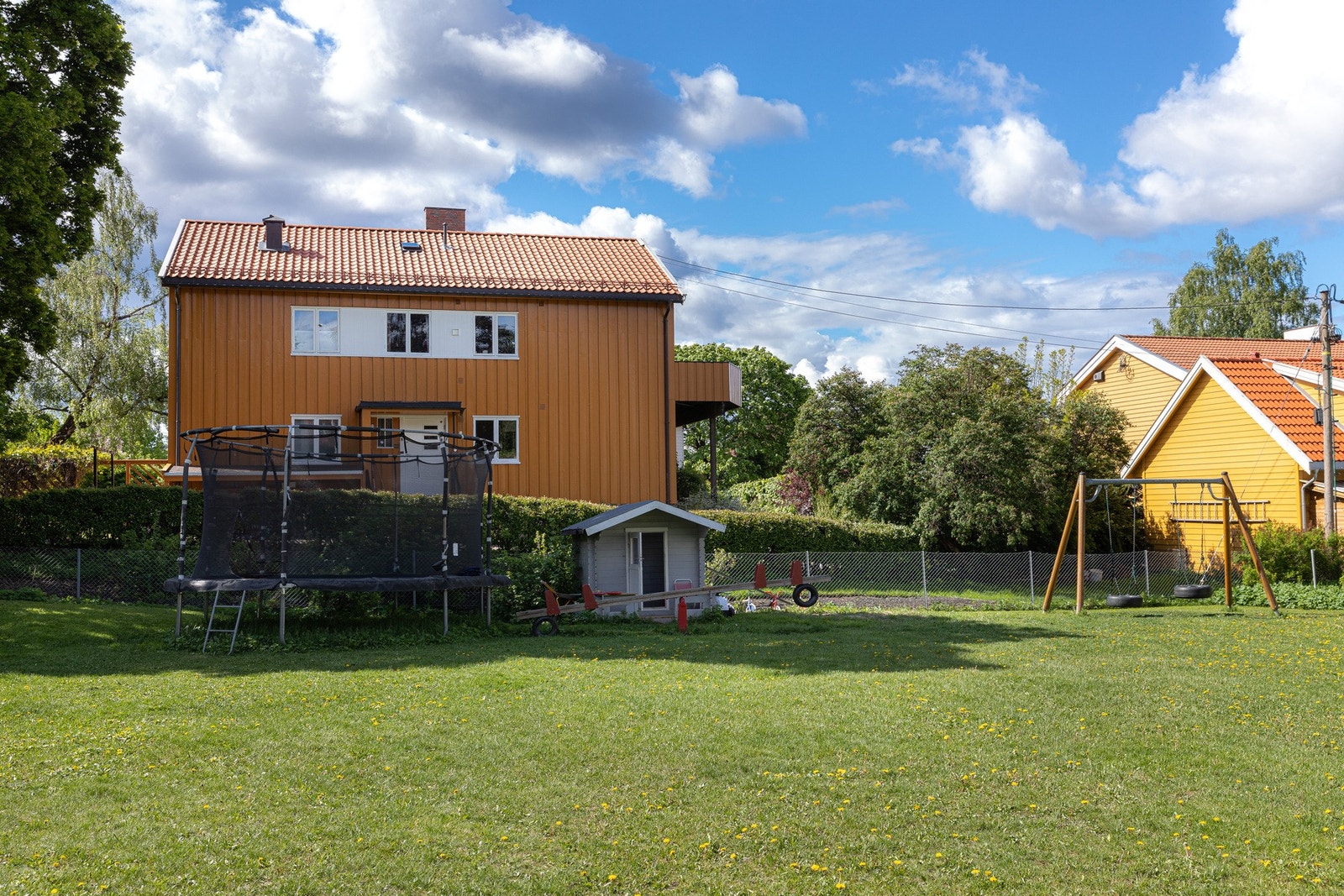 Til glede for de minste er det også dukkehus, trampoliner, husker og dumpe på tomten. Galleribilde