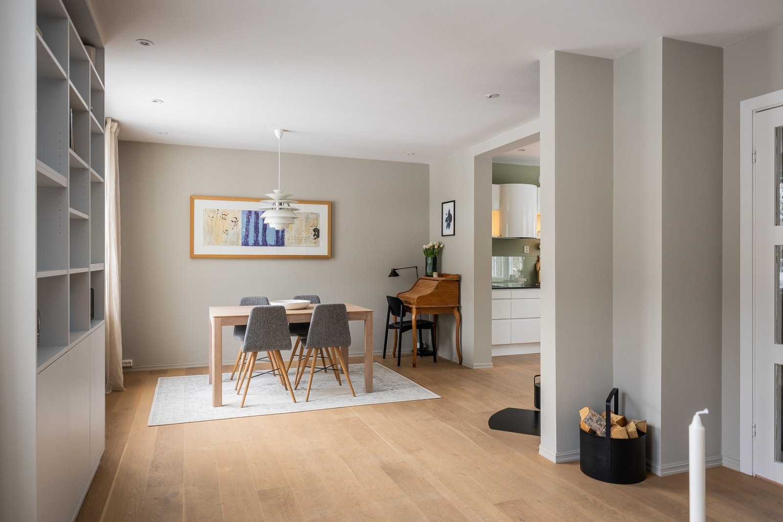 Leiligheten har en lys og luftig stue med enstavs parkett på gulv og vegger malt i moderne farger. Galleribilde