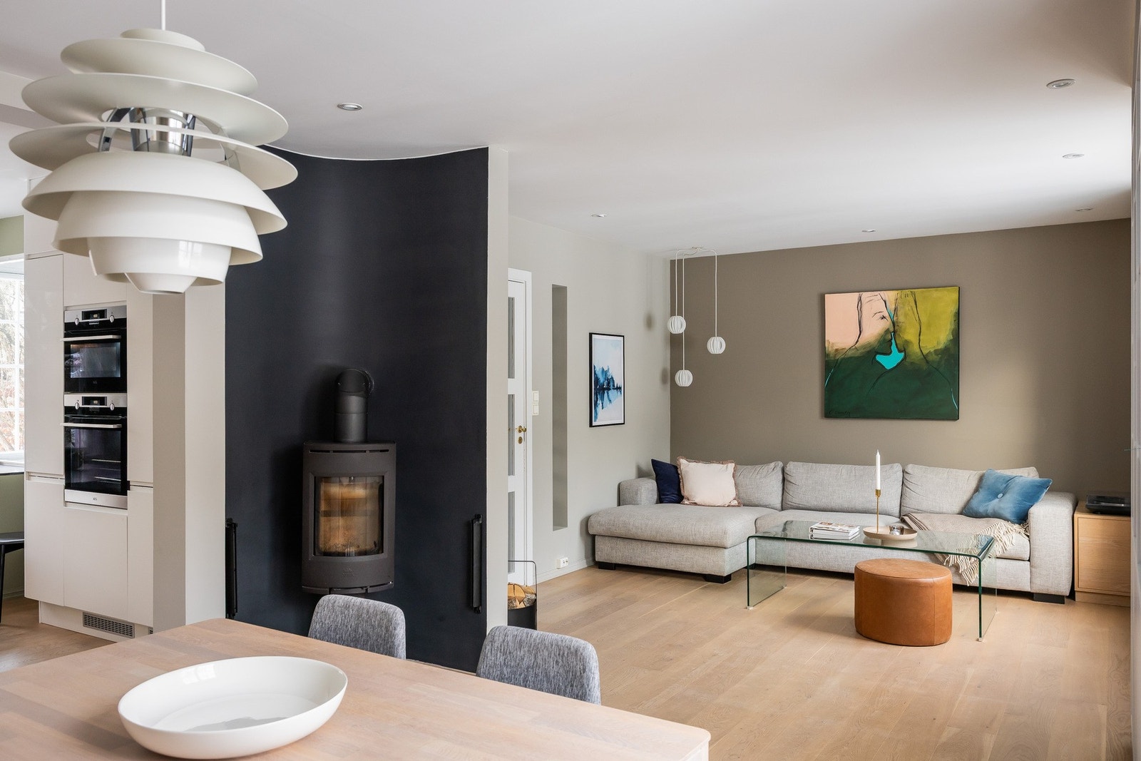Planløsning gjør det enkelt å innrede med ulike soner som en fin sofagruppe og stor spisestue. Galleribilde