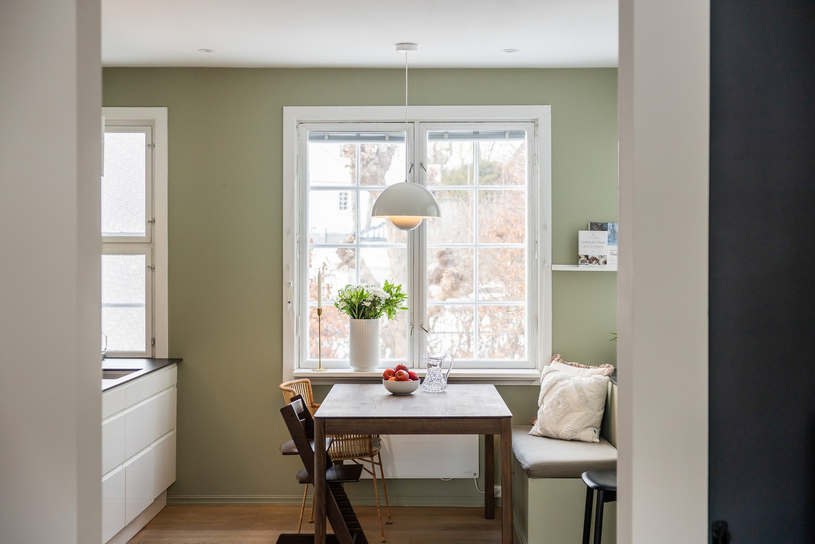 Her kan du nyte måltidene med hyggelig utsyn. Galleribilde