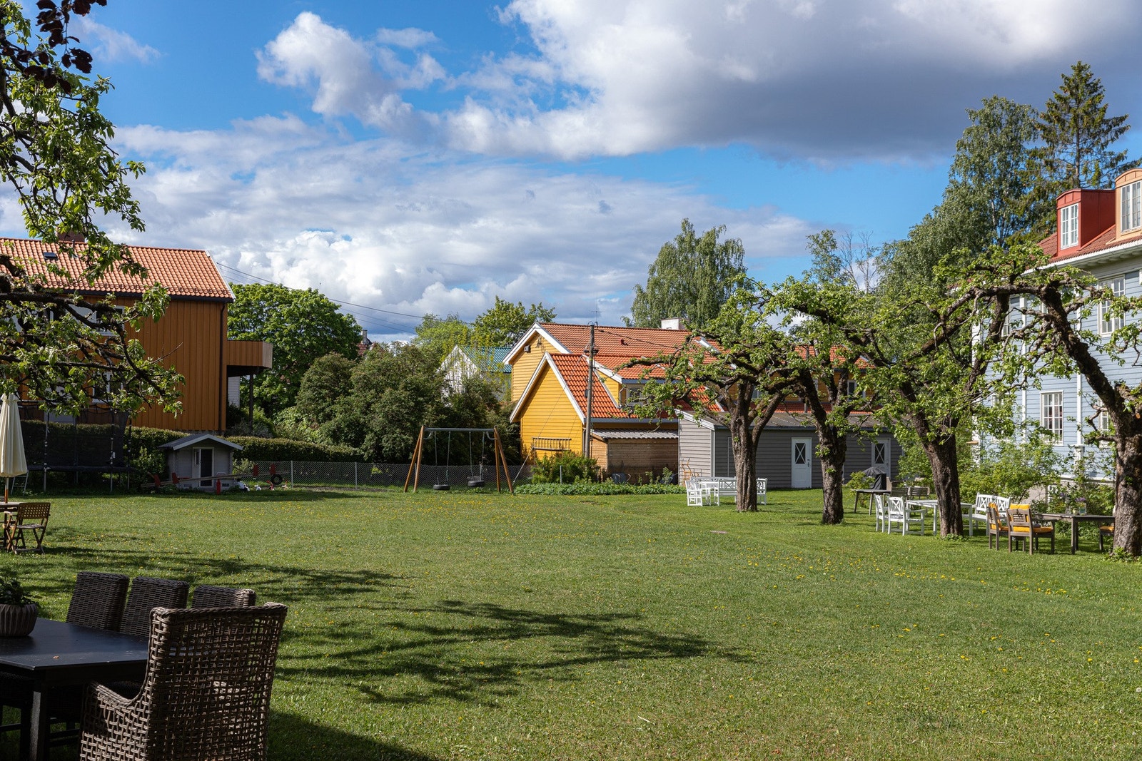 Sameiet byr på parkmessige, frodige fellesarealer med sittegrupper, lekeapparater og store grøntarealer til glede for både liten og stor. Galleribilde