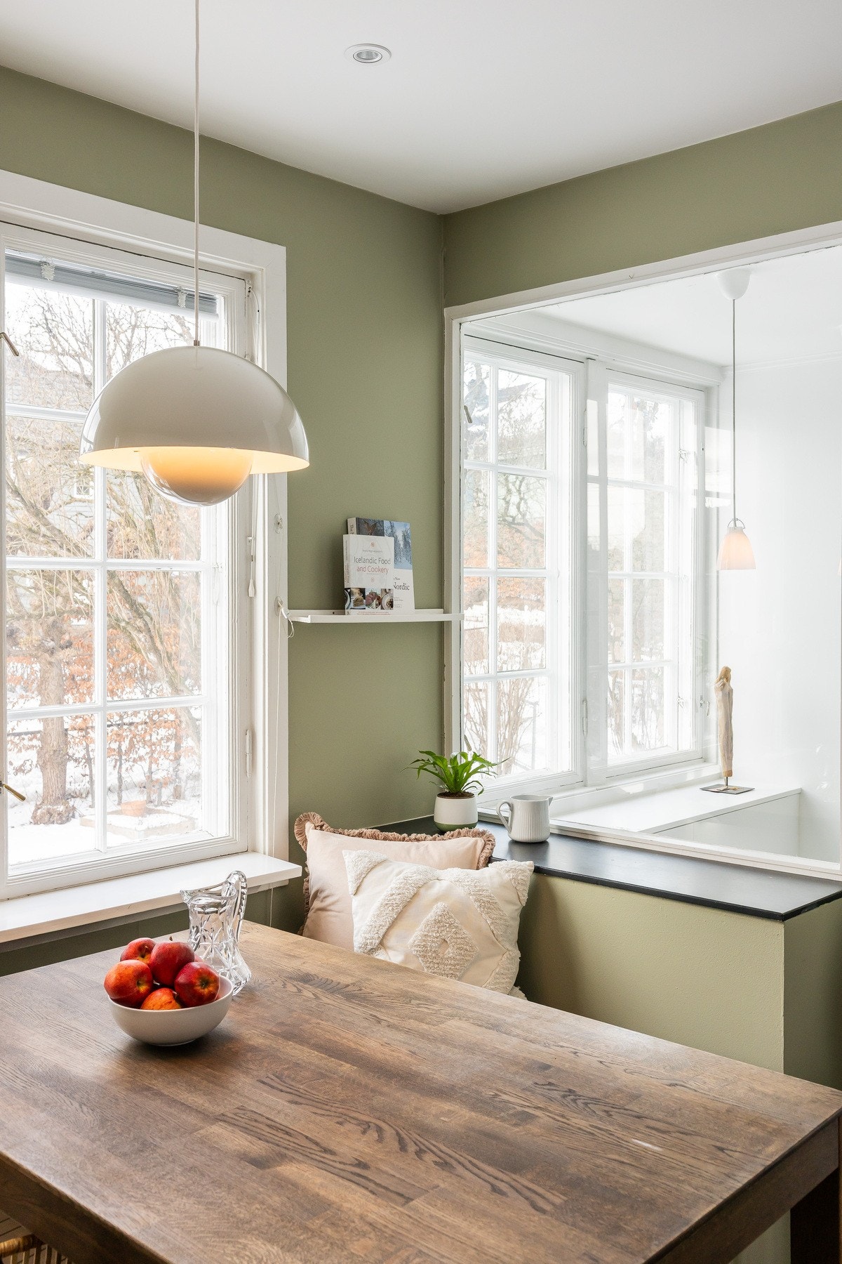 Kjøkkenet har store vindusflater som gir gode innvendige lysforhold. Galleribilde