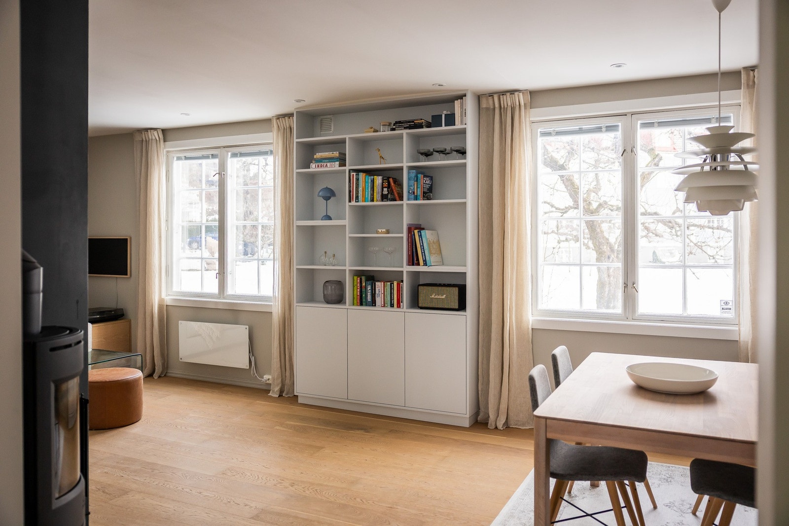 Her er det store vindusflater som slipper inn godt med naturlig lys. Galleribilde