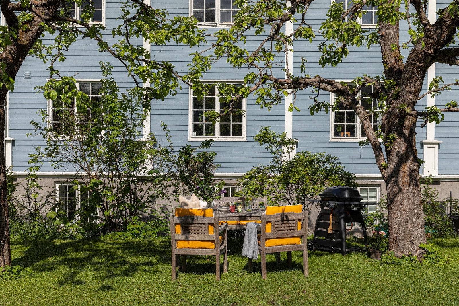Det er tilgang på sittegrupper med gode solforhold. Galleribilde