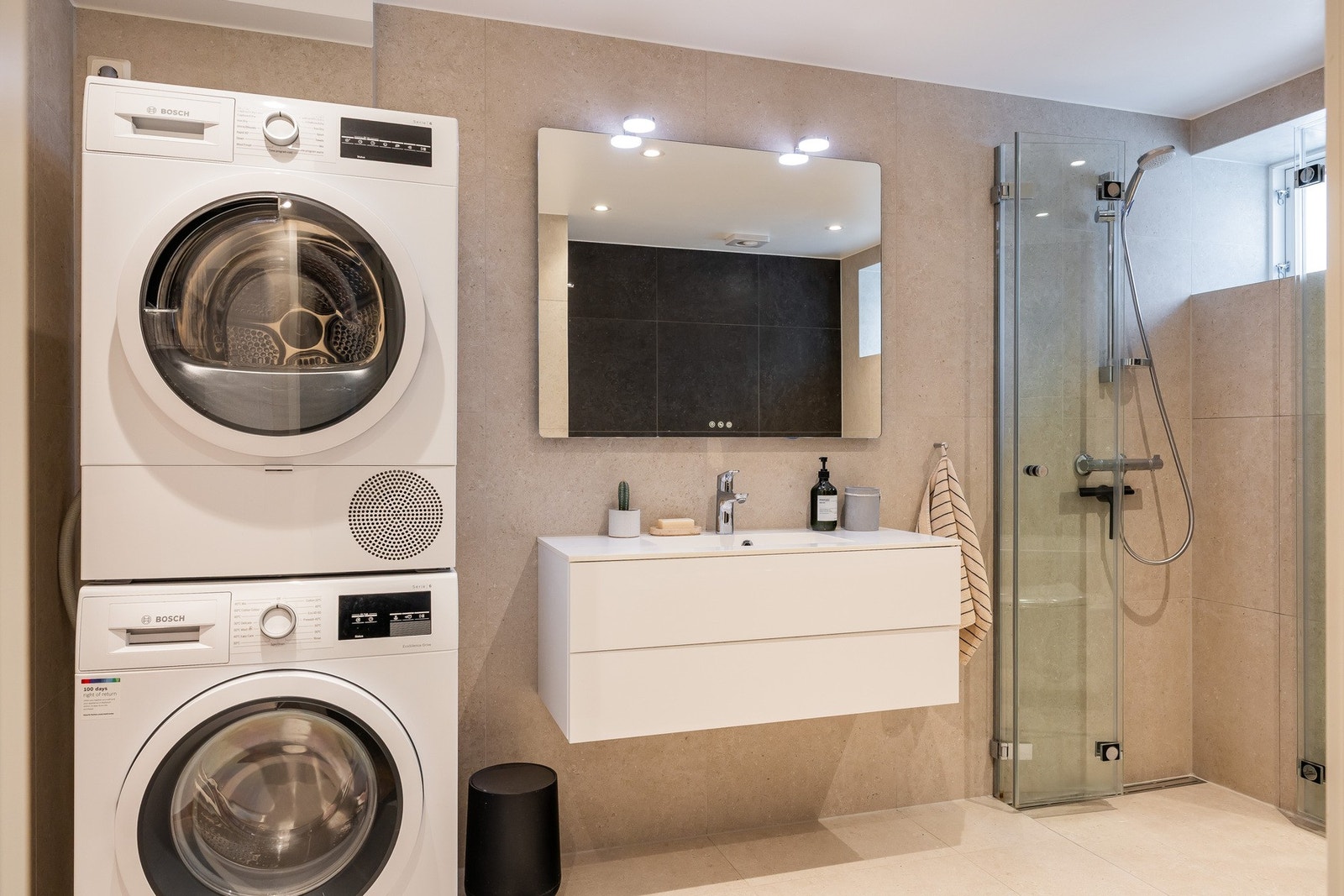 Badet har opplegg for vaskemaskin og tørketrommel. Galleribilde