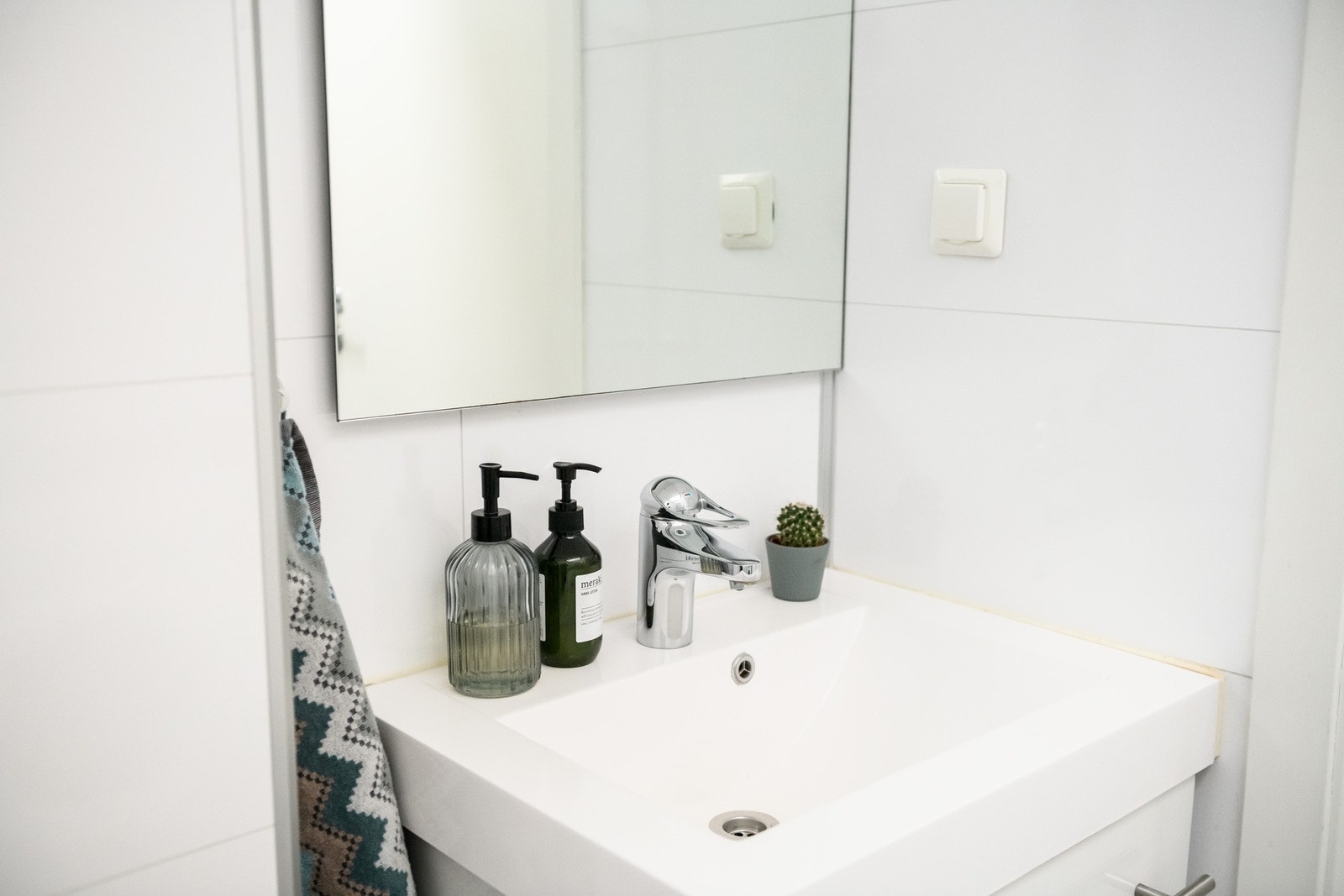 Rommet er videre utstyrt med veggmontert toalett, heldekkende servant og samt innfelte downlights i himlingen. Galleribilde