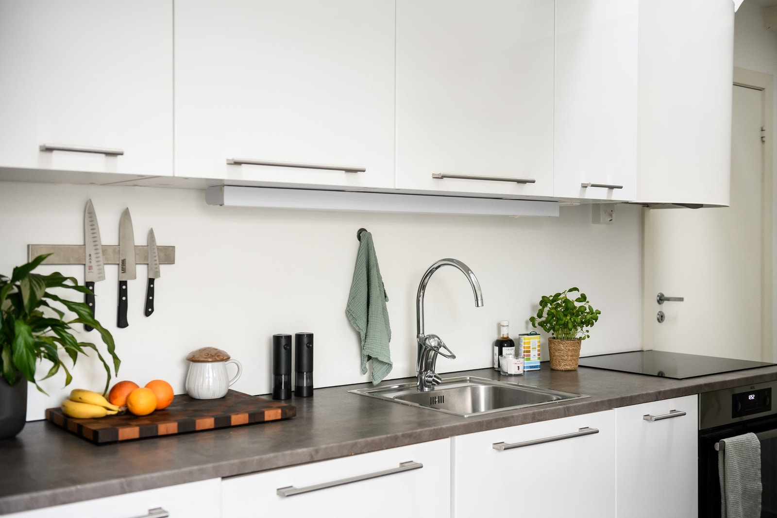 Det er integrert induksjonstopp, stekeovn og oppvaskmaskin Galleribilde