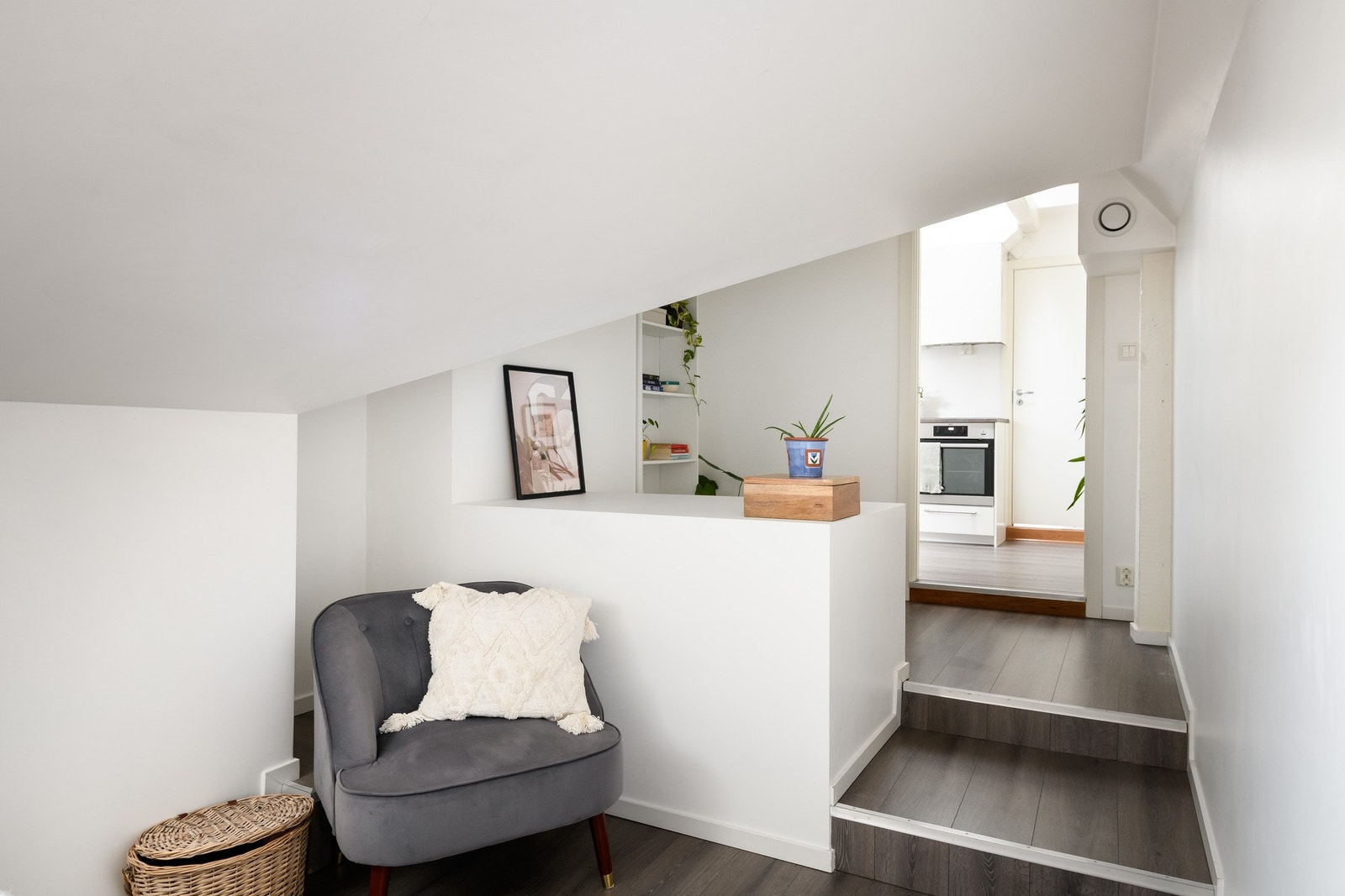 Alle overflater i leiligheten ble malt i 2022 (lister malt i 2025), noe som gir et gjennomført og pent inntrykk. Galleribilde