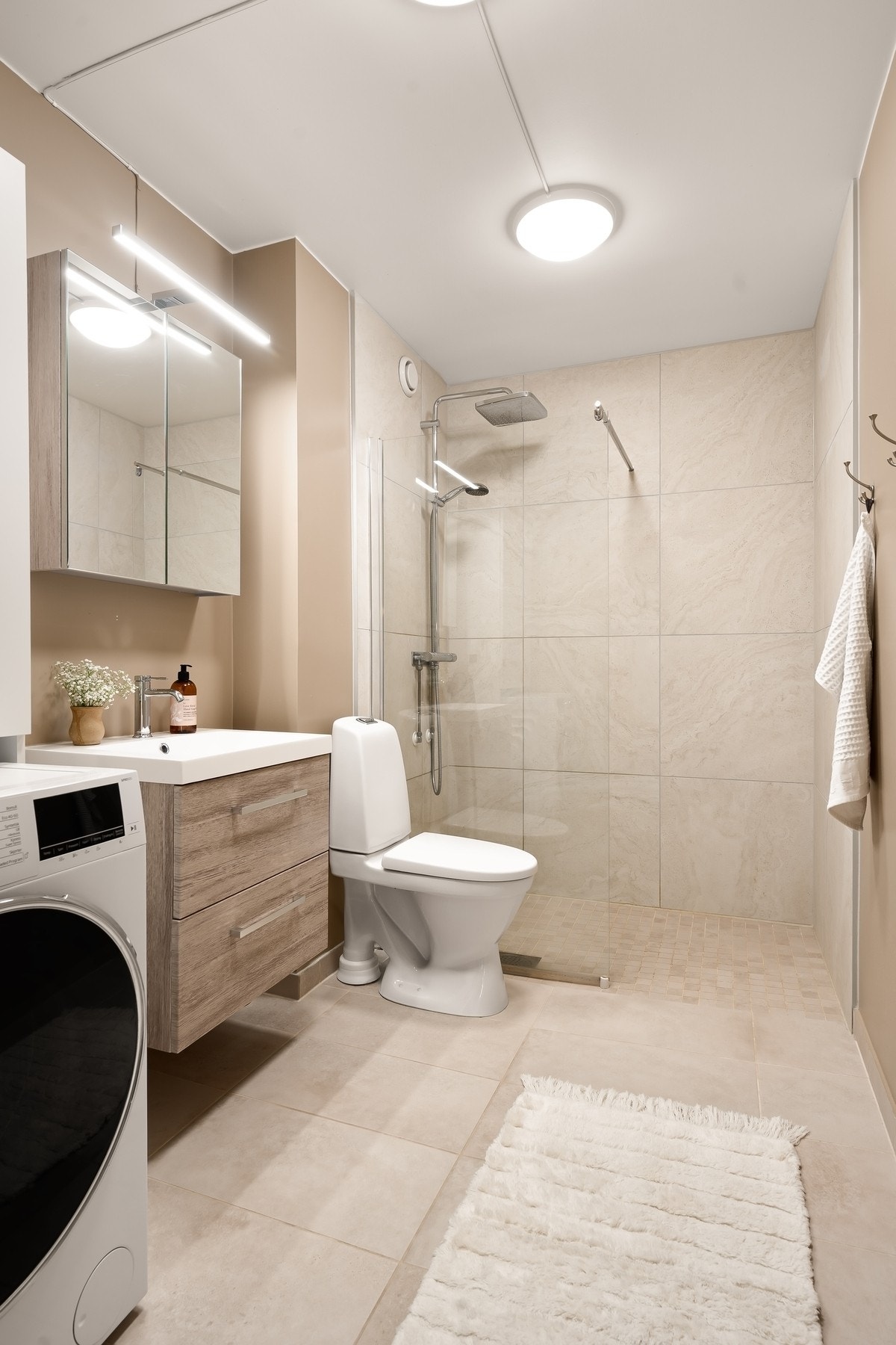 Badet ble pusset opp i 2022 med tidsriktig fargevalg og innredning Galleribilde