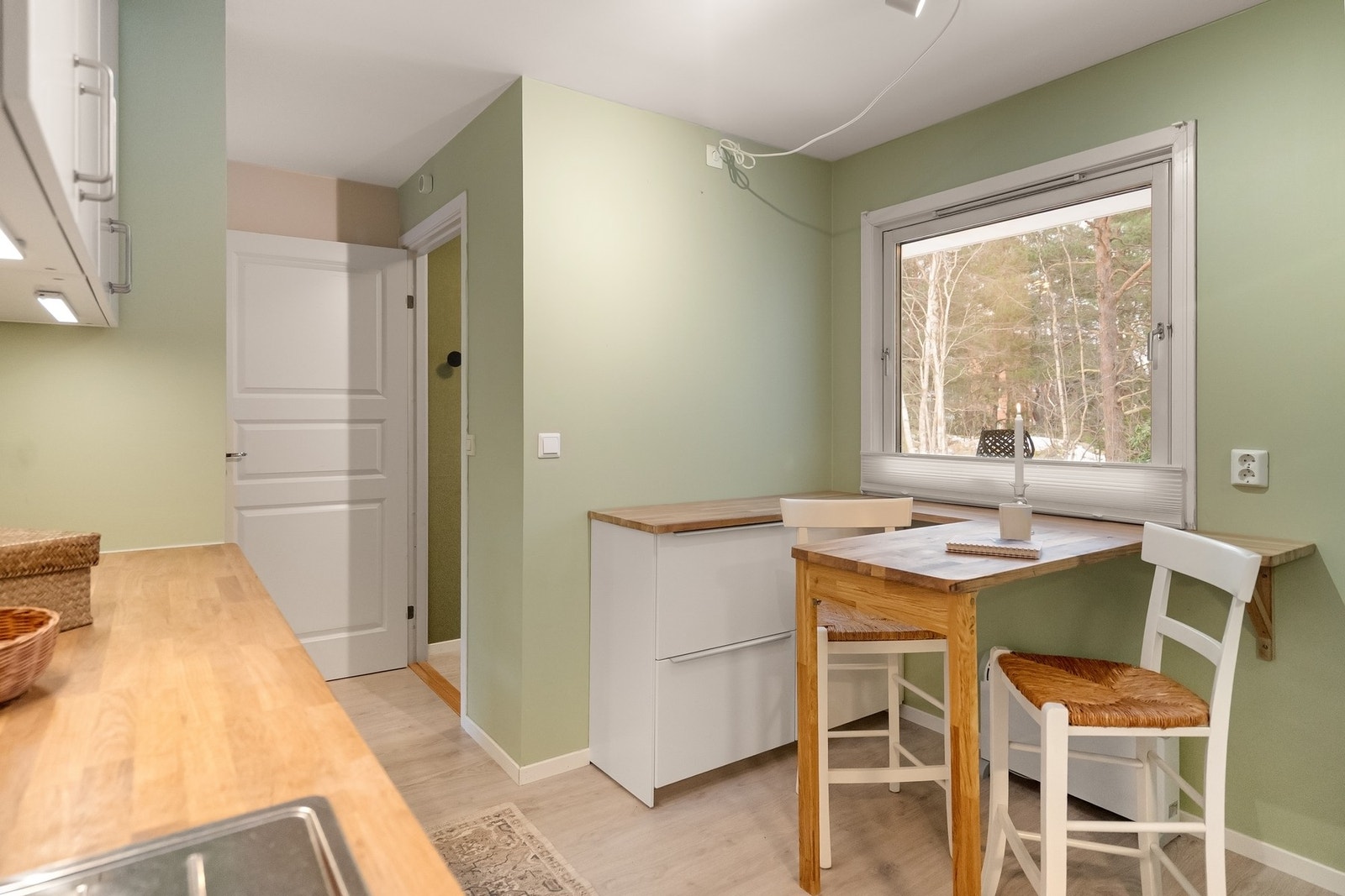 Tilpasset spisebord/barløsning på kjøkken Galleribilde