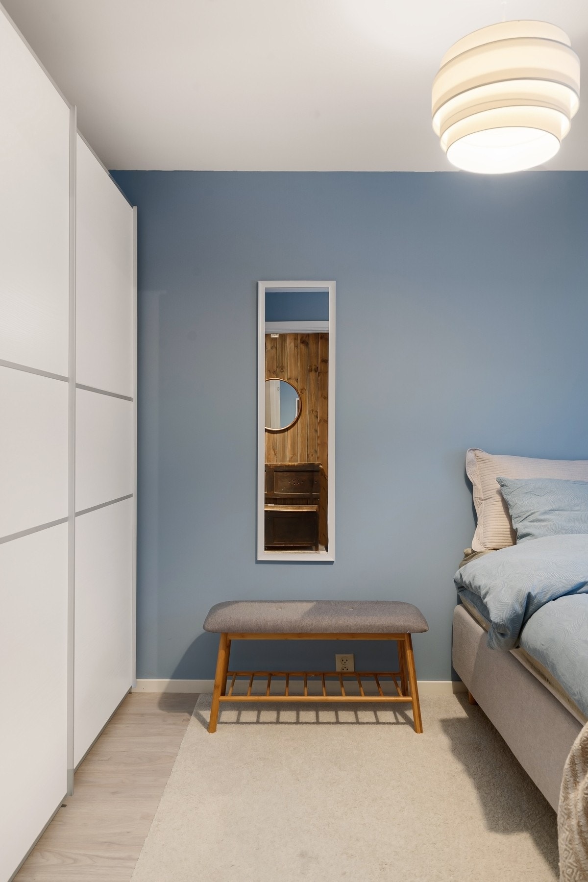 Rikelig med oppbevaringsplass på hovedsoverom Galleribilde