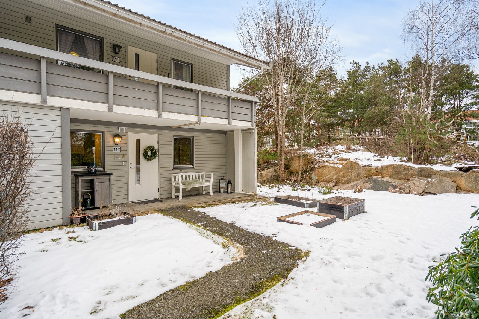 Leiligheten har adkomst fra bakkeplan. Rikelig med morgensol ved inngangspartiet Galleribilde