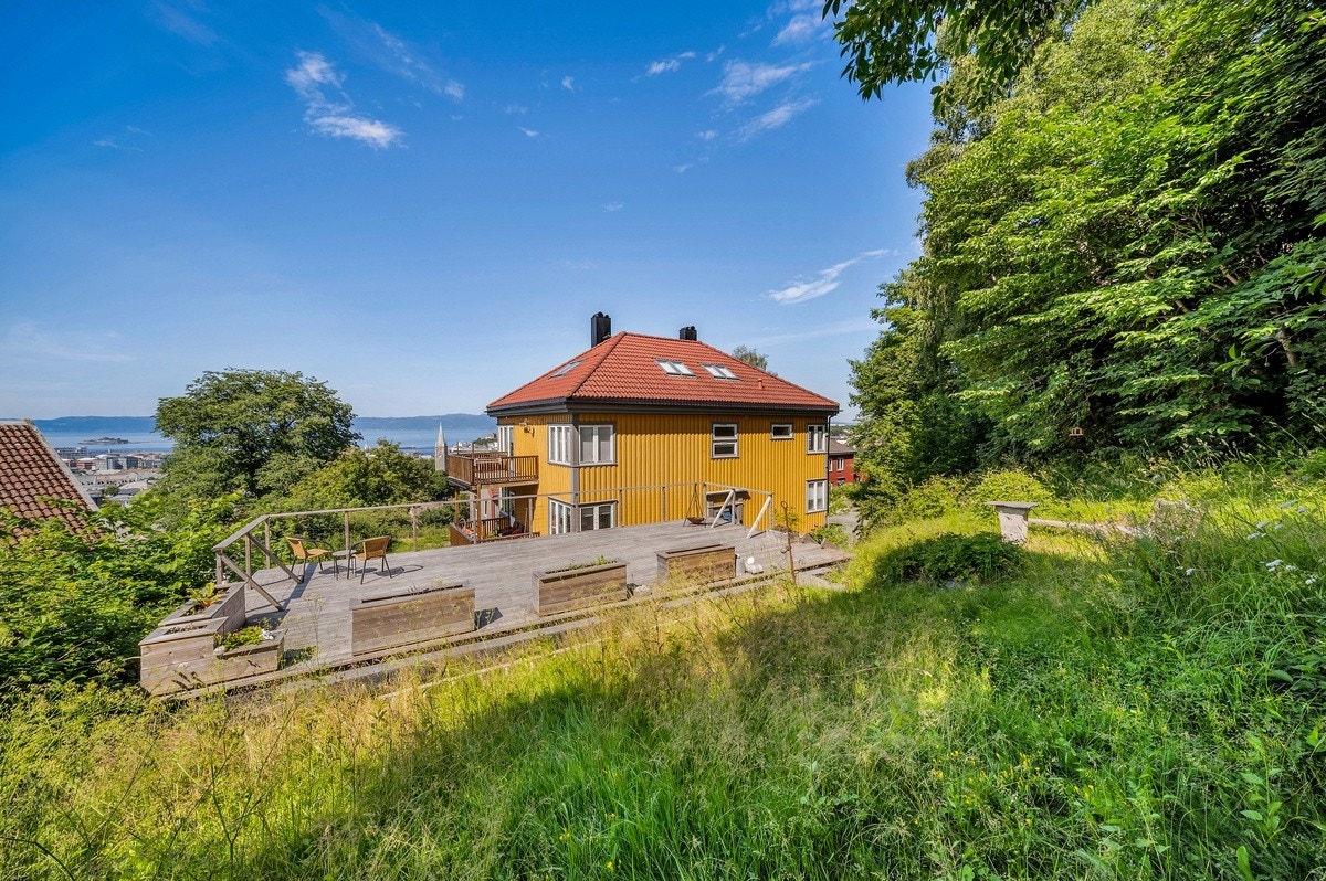 Fasade baksiden. Fantastisk utsikt, selv til en sokkelleilighet å være! Galleribilde