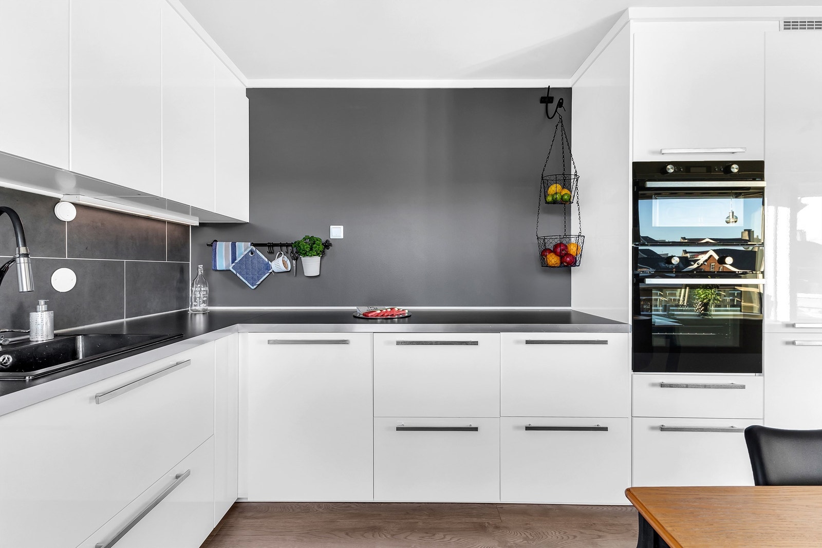 Alle kjøkkenets hvitevarer er integrert - stekeovnen i hendig benkehøyde. Galleribilde