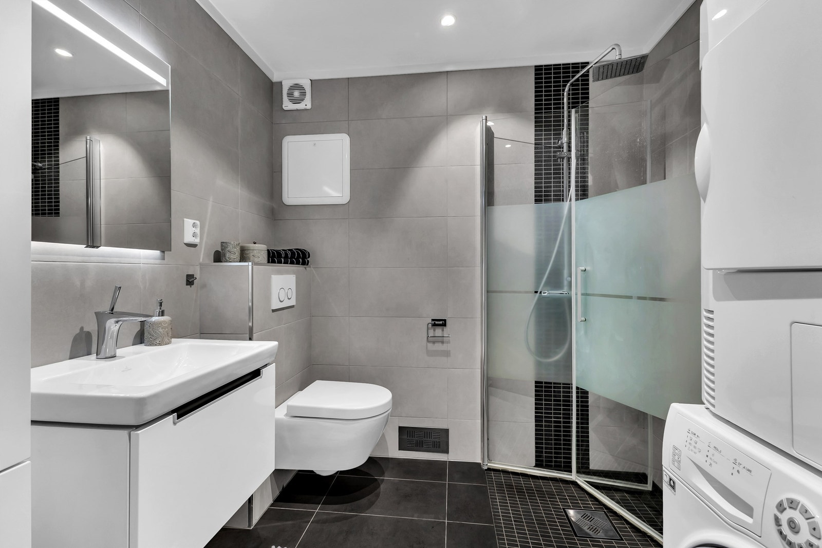 Badet ble modernisert i 2016, er effektivt innredet og har varme i gulvet. Galleribilde