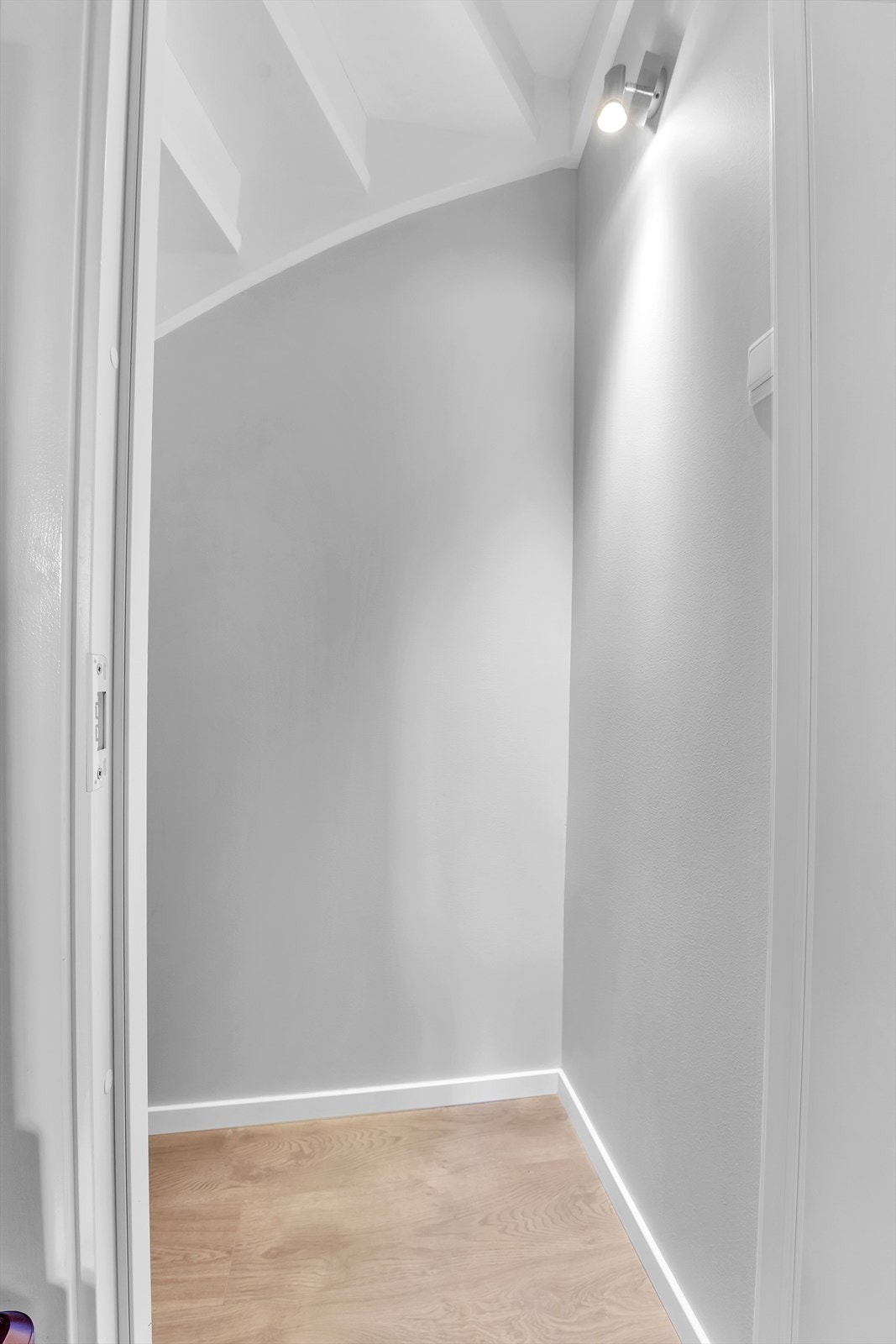 Bod som utnytter volumet under trappen er tilknyttet største soverom på nedre plan. Galleribilde