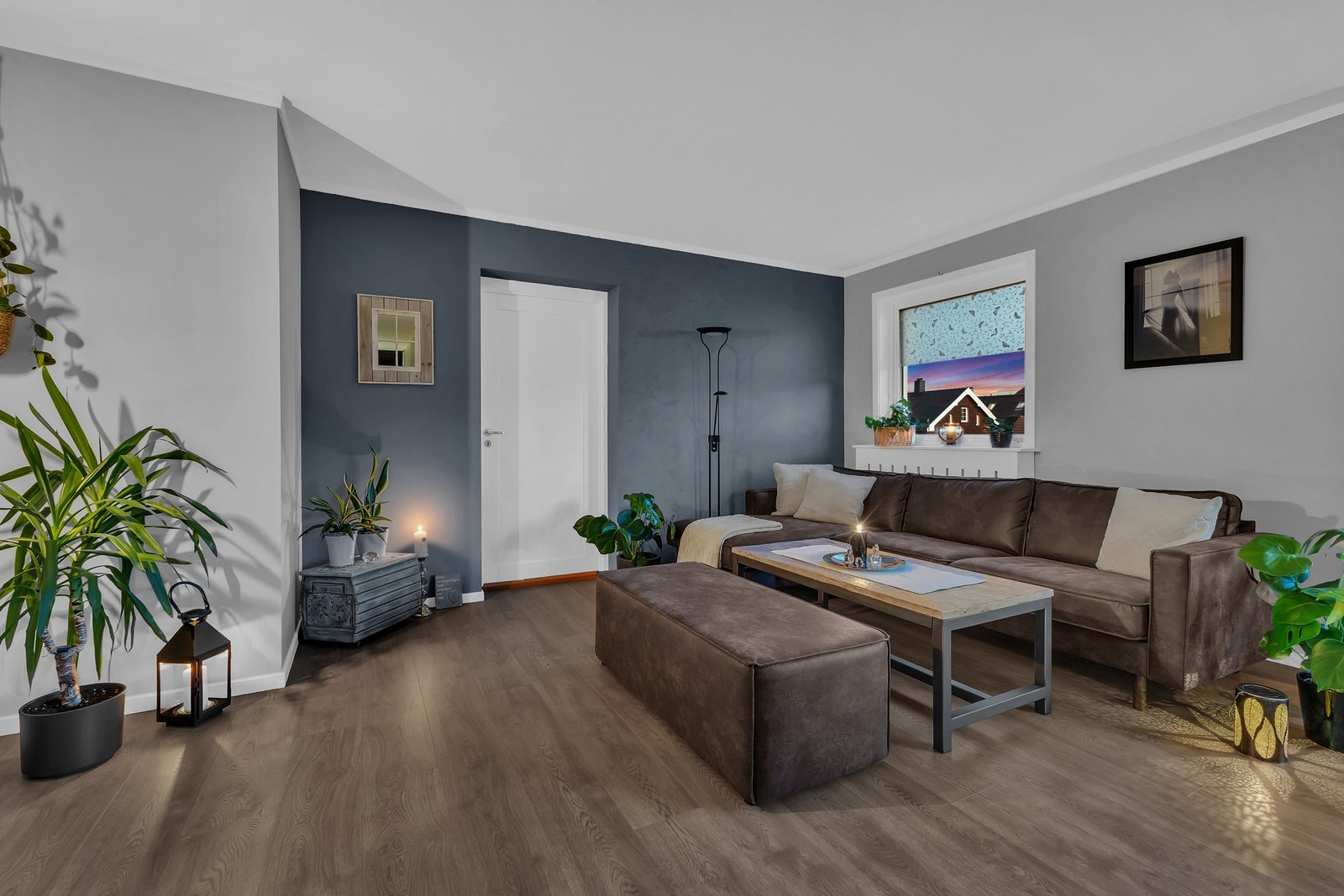 Leiligheten har et stort disponibelt rom som benyttes som soverom i dag, og er tilgjengelig rett fra stuen. Galleribilde