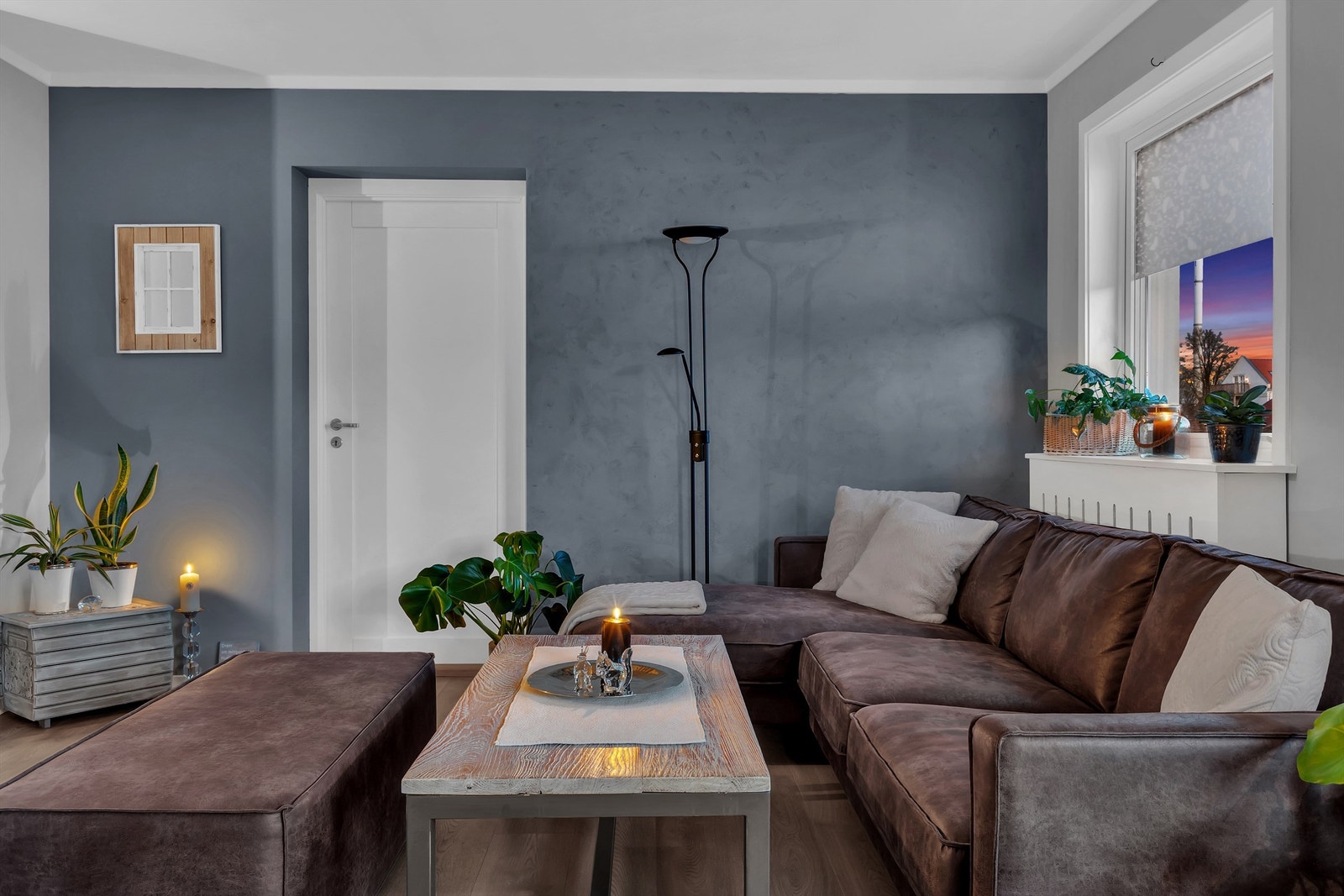 Leiligheten varmes opp med hjelp av radiatorer som er innbygget i alle rom. Felles varmtvann benyttes også til forbruk på kjøkken og bad. Galleribilde