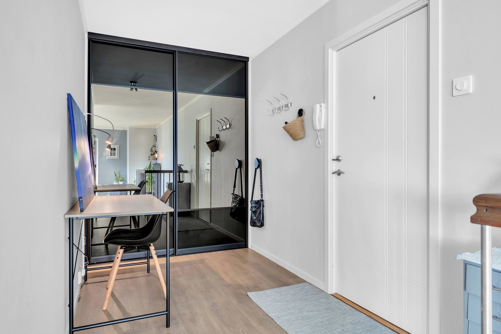 Entreen inngår på øvre plan og er tilbaketrukket bak kjøkkenet. Porttelefon er tilknyttet hovedinngangen. Galleribilde