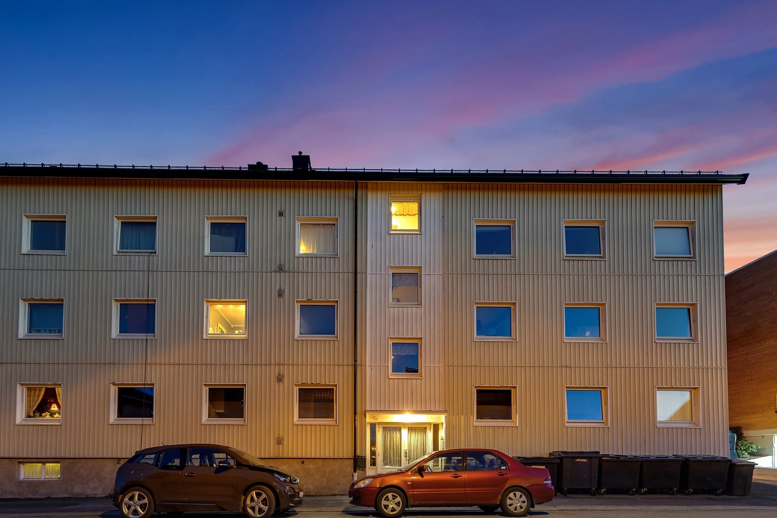 Hovedinngangen vender mot Oskars gate. Leiligheten er orientert i motsatt retning, i byggets to øverste etasjer. )For kun kr 1330,- per år kan man parkere i gaten utenfor så lenge man har adresse i leiligheten!) Galleribilde