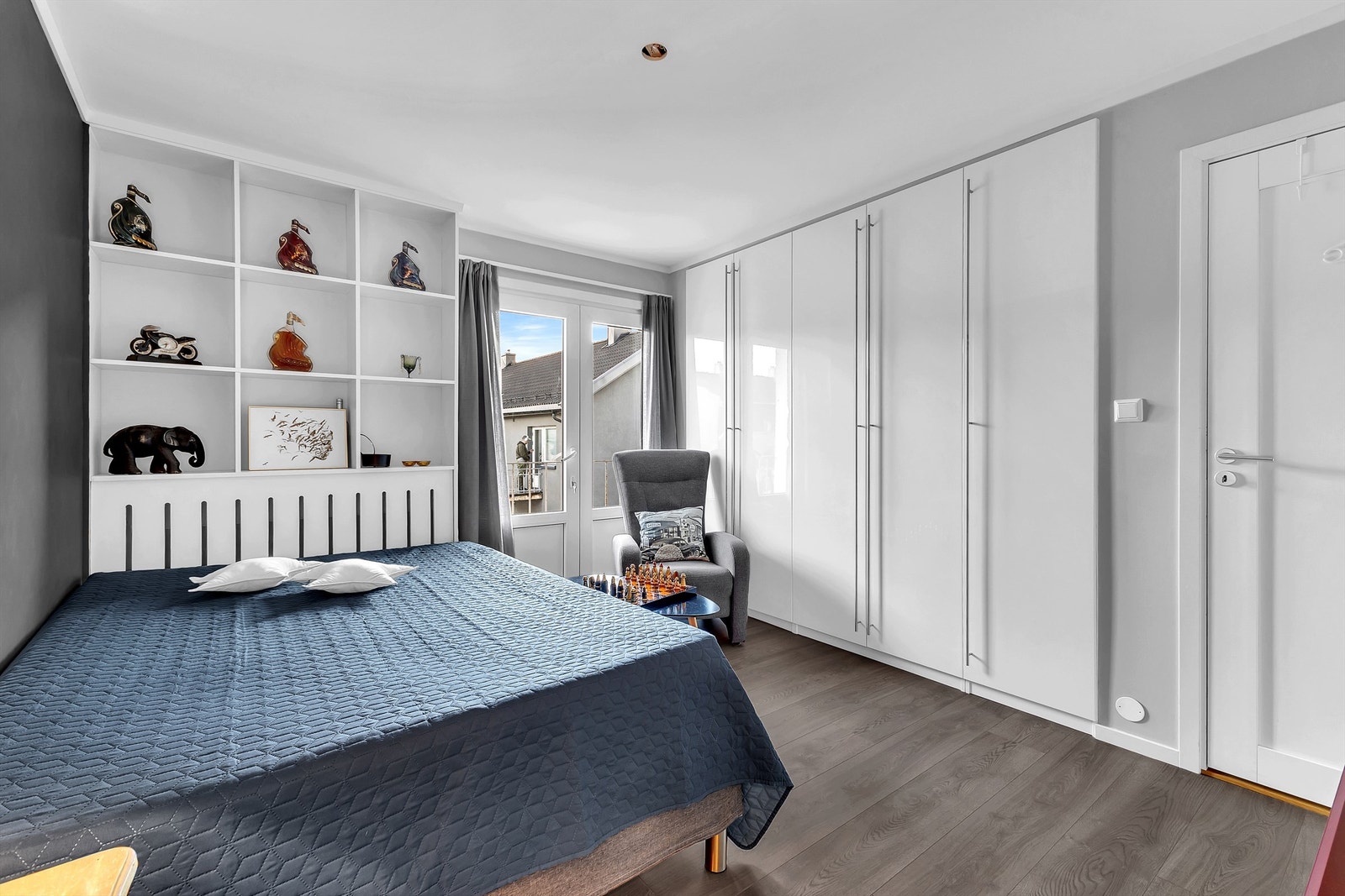 I likhet med hovedsoverommet har også dette fransk balkong. Store garderobeskap er allerede installert. Galleribilde