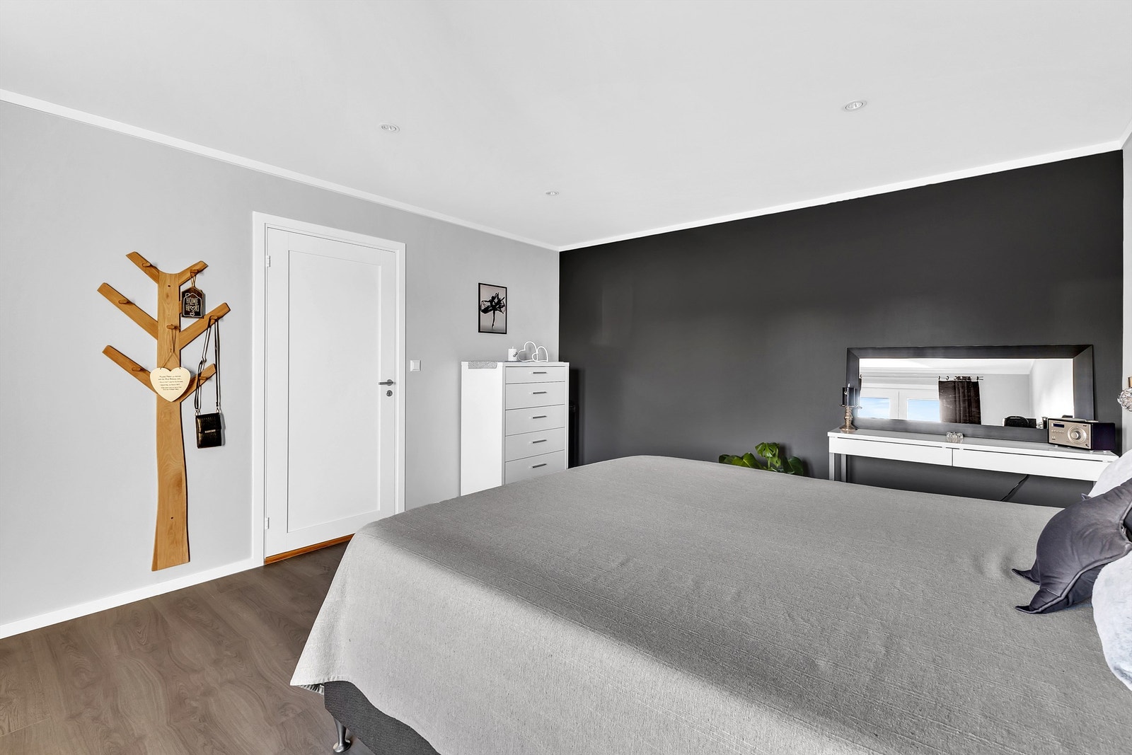 Spotter er innfelt i himling. Galleribilde