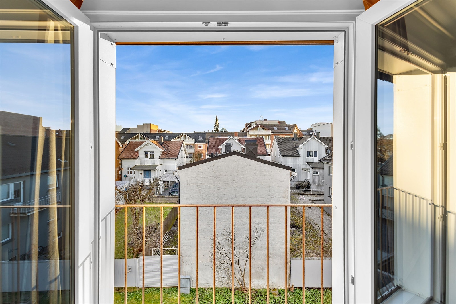 Både balkongdørene og leilighetens vinduer ble skiftet ut rundt 2012/2013. Galleribilde