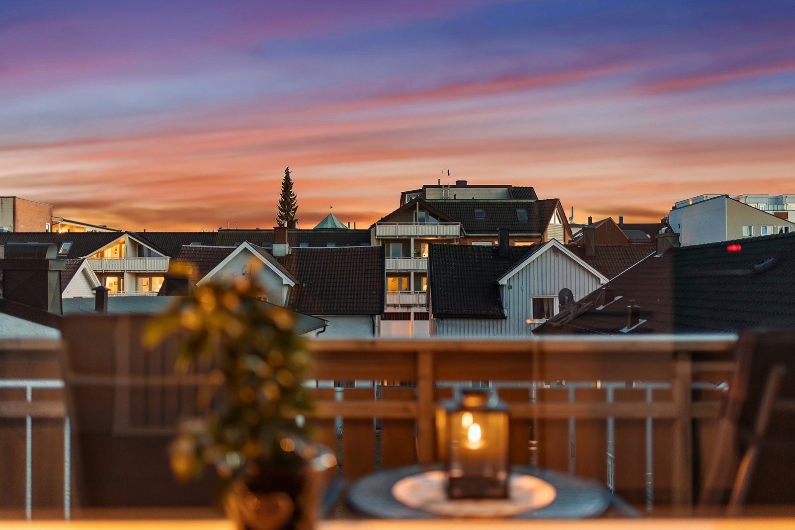 Leiligheten er høytliggende i byggets to øverste etasjer, orientert mot skjermet gårdsrom. Galleribilde