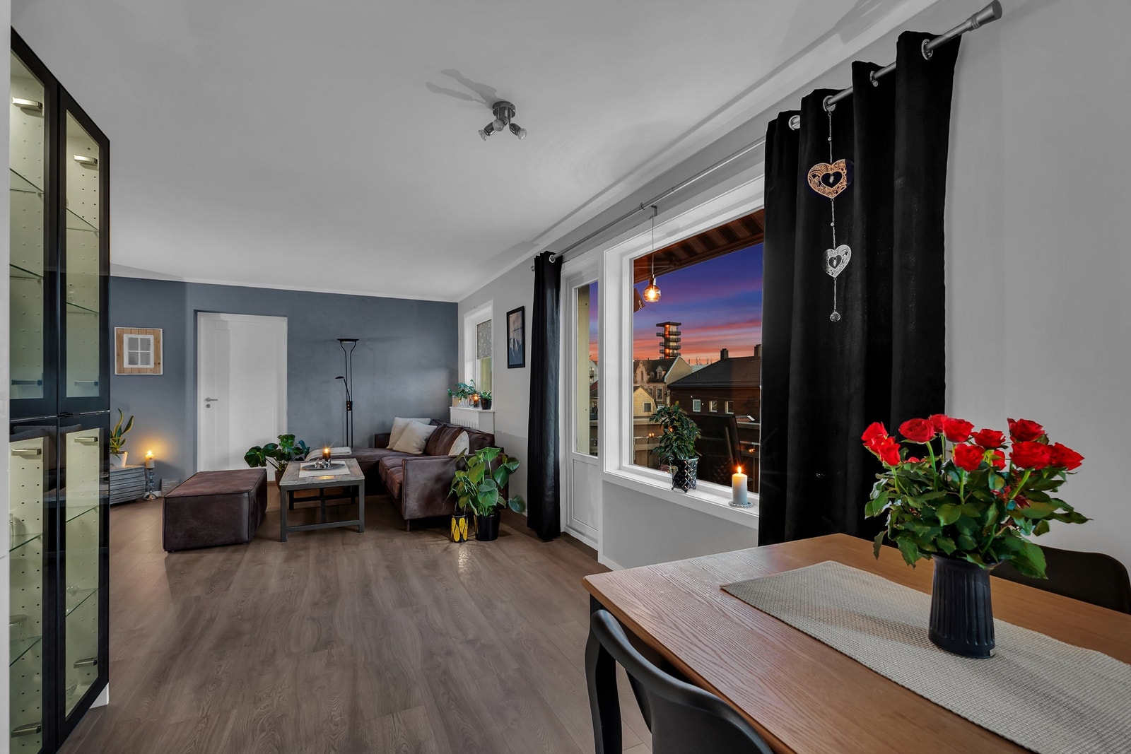 På stuens langstrakte gulvflate er det god plass til både sofagruppe og spisebord. Galleribilde