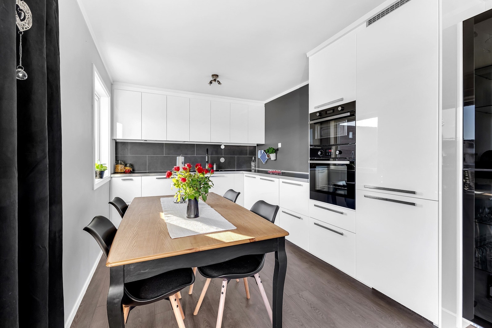 Kjøkkenets innredning er en stilsikker løsning fra 2016, bestående av et større antall skap og skuffer. Galleribilde