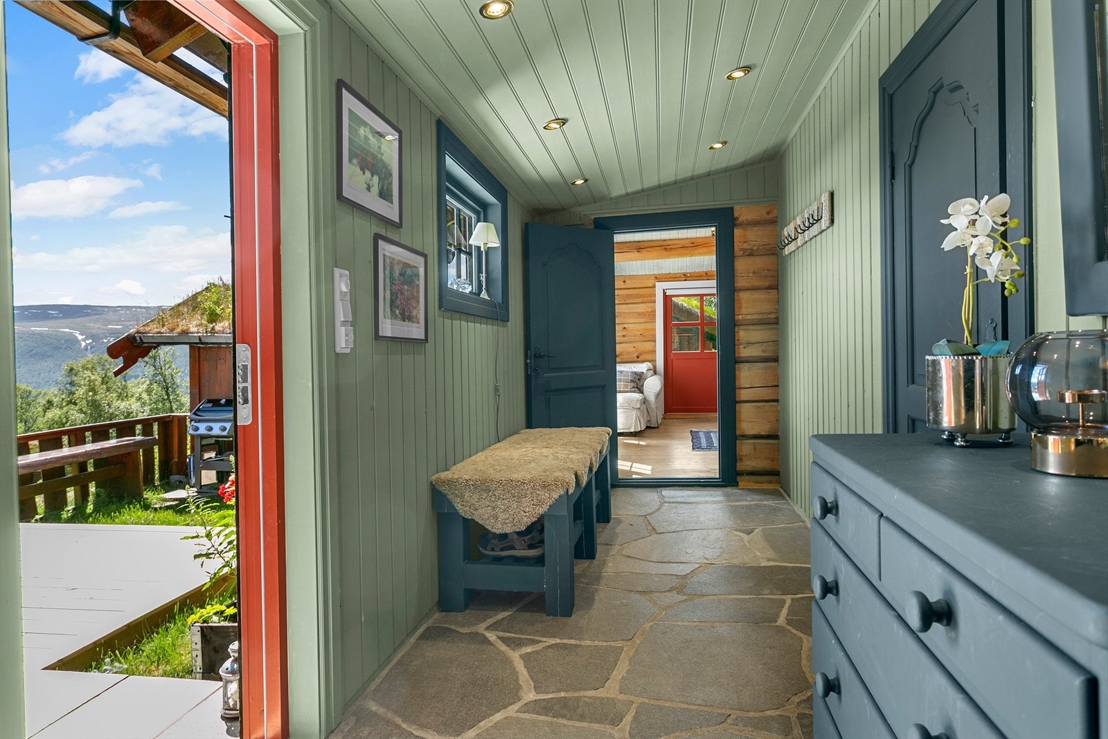 Innbydende entré med flott utsikt og direkte tilgang til den romslige terrassen. Perfekt overgang mellom inne- og uteområdene Galleribilde