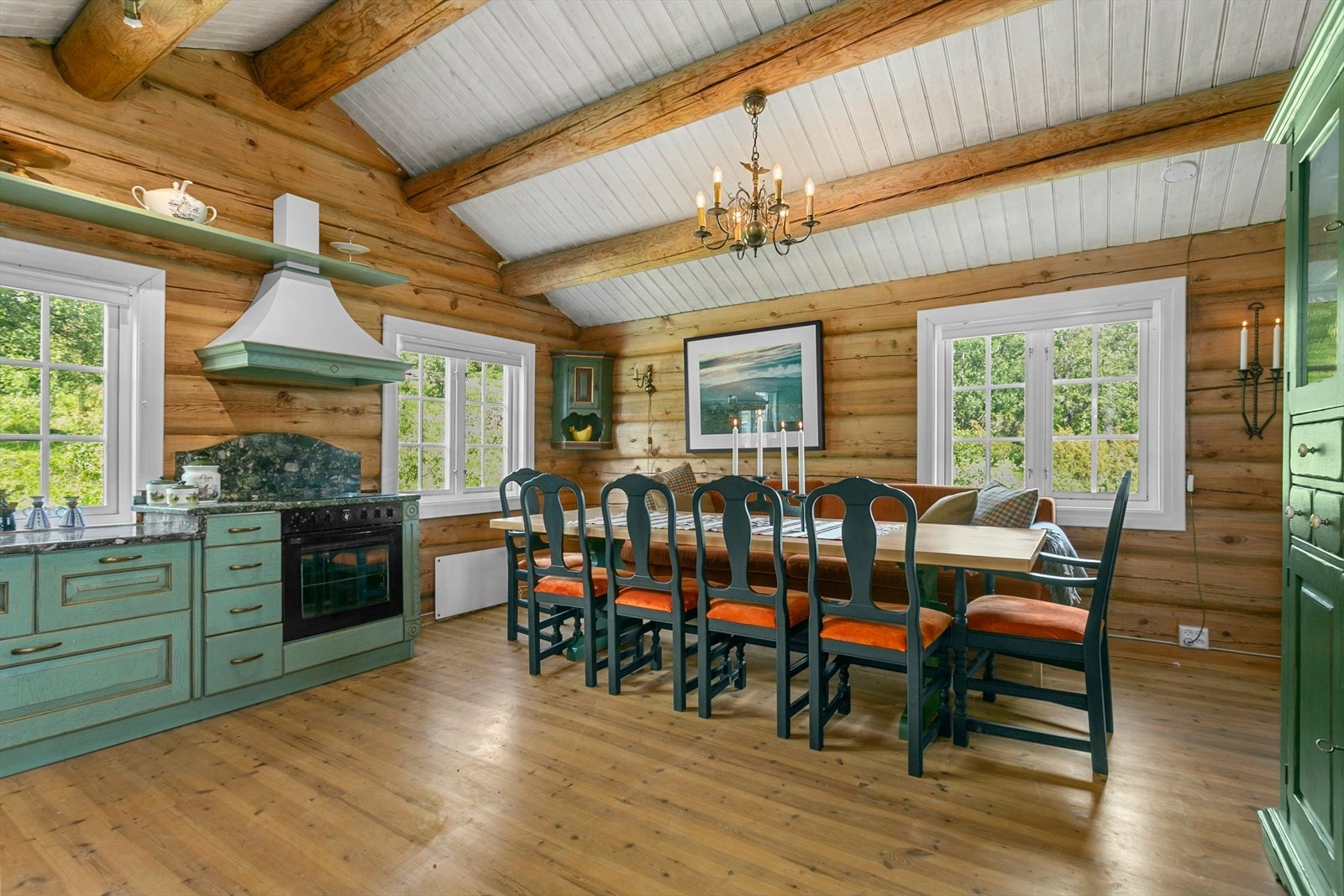 Lys og innbydende spisestue, perfekt for hyggelige måltider med familie og venner Galleribilde