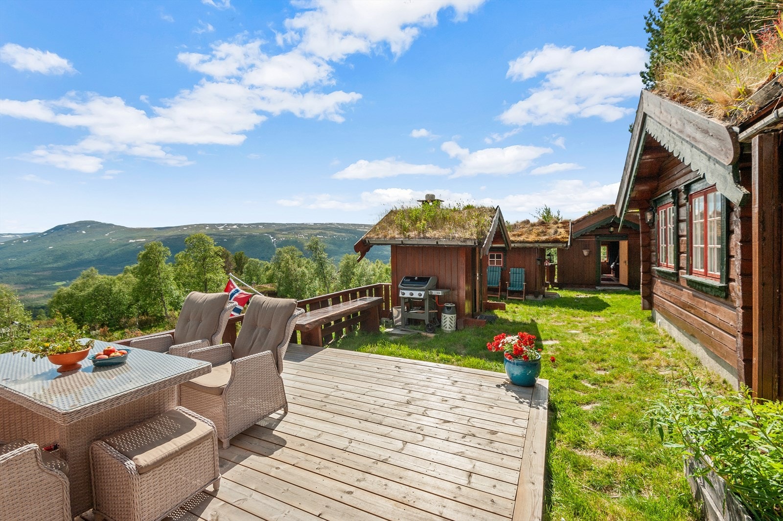 Nyt de gode solforholdene på denne romslige terrassen med vakker utsikt over nærområdet Galleribilde