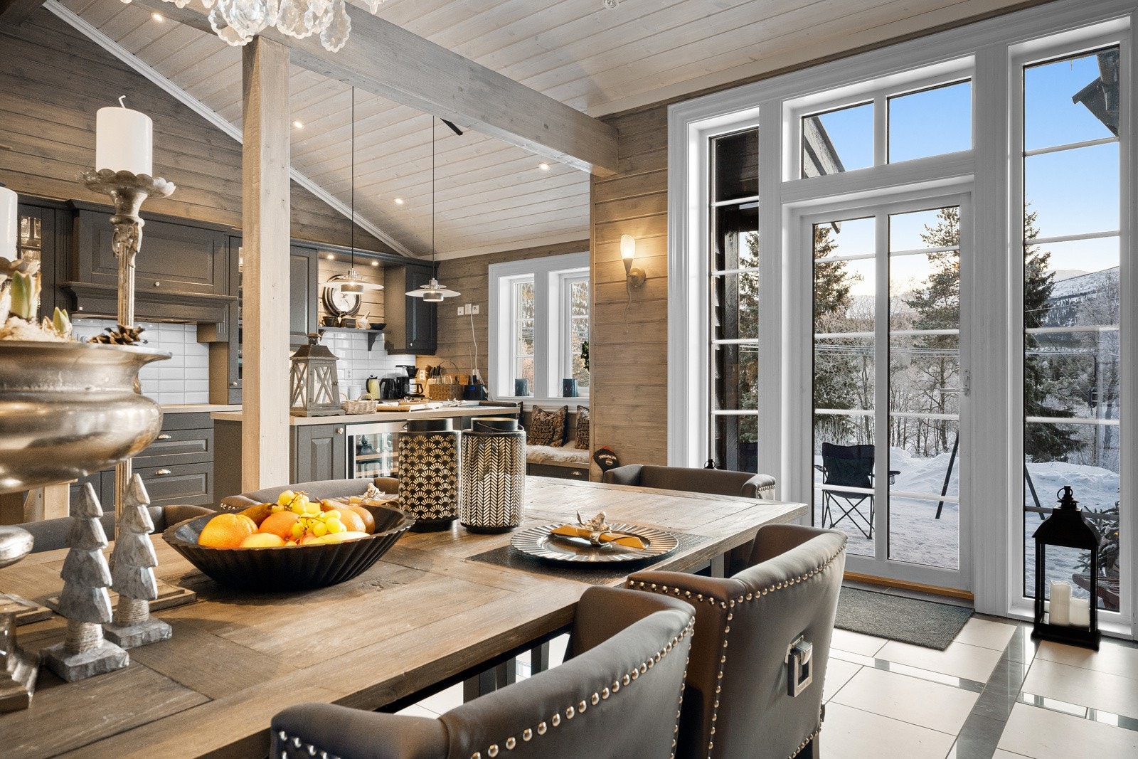 Spisestue med utgang til hage Galleribilde