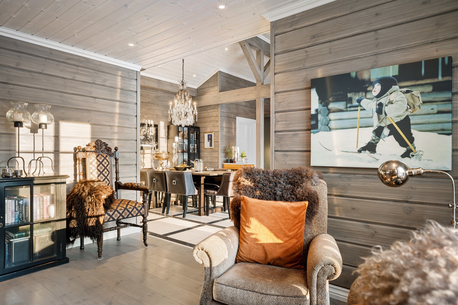 Godstol foran peisen Galleribilde