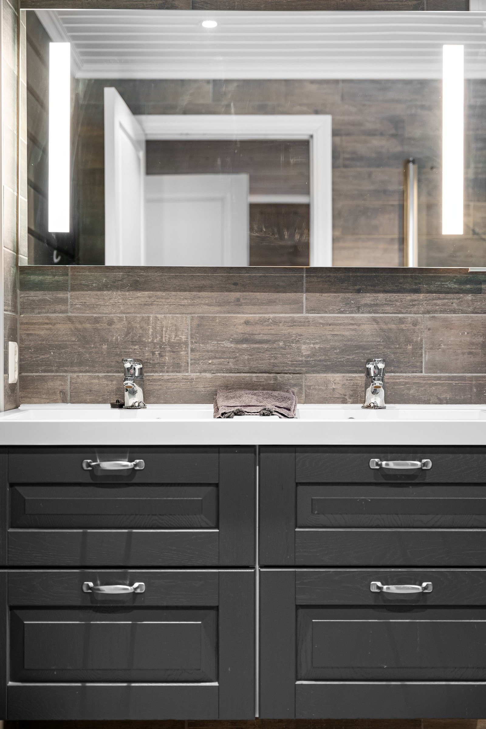 Sigdal baderomsmøbler med dobbelservant og armaturer Galleribilde