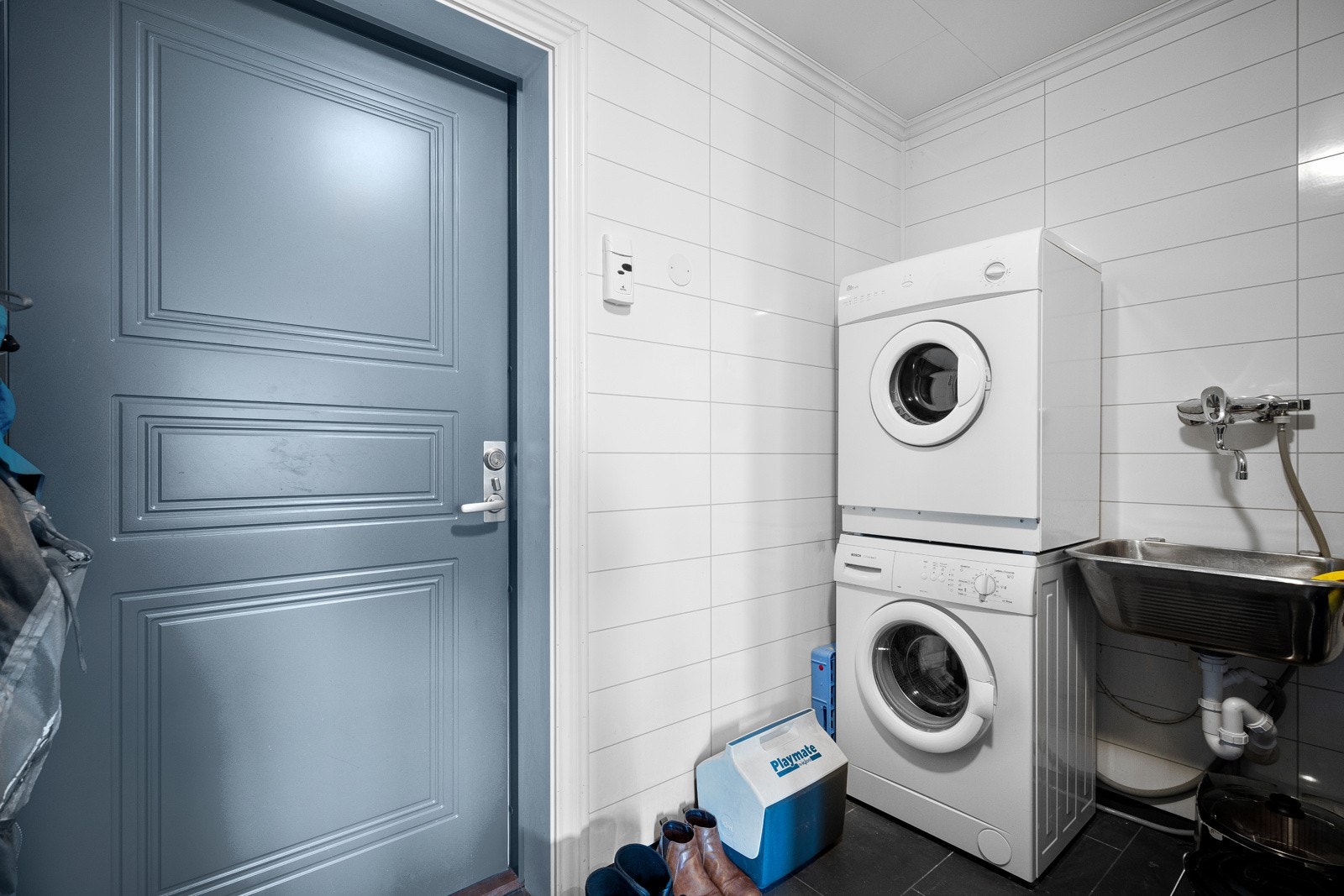 Praktisk vaskerom med egen inngang. Her er det også toalett og servant. Galleribilde