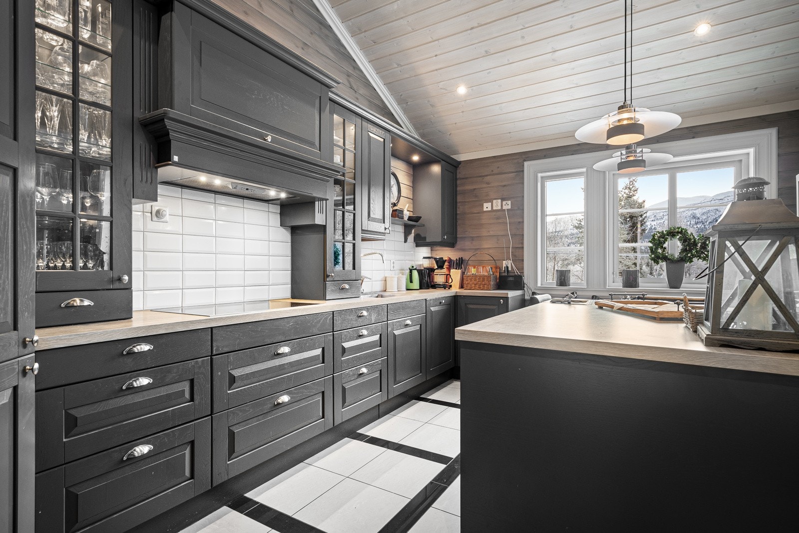 Lekkert Sigdal Herregård kjøkken med integrerte hvitevarer fra Miele Galleribilde