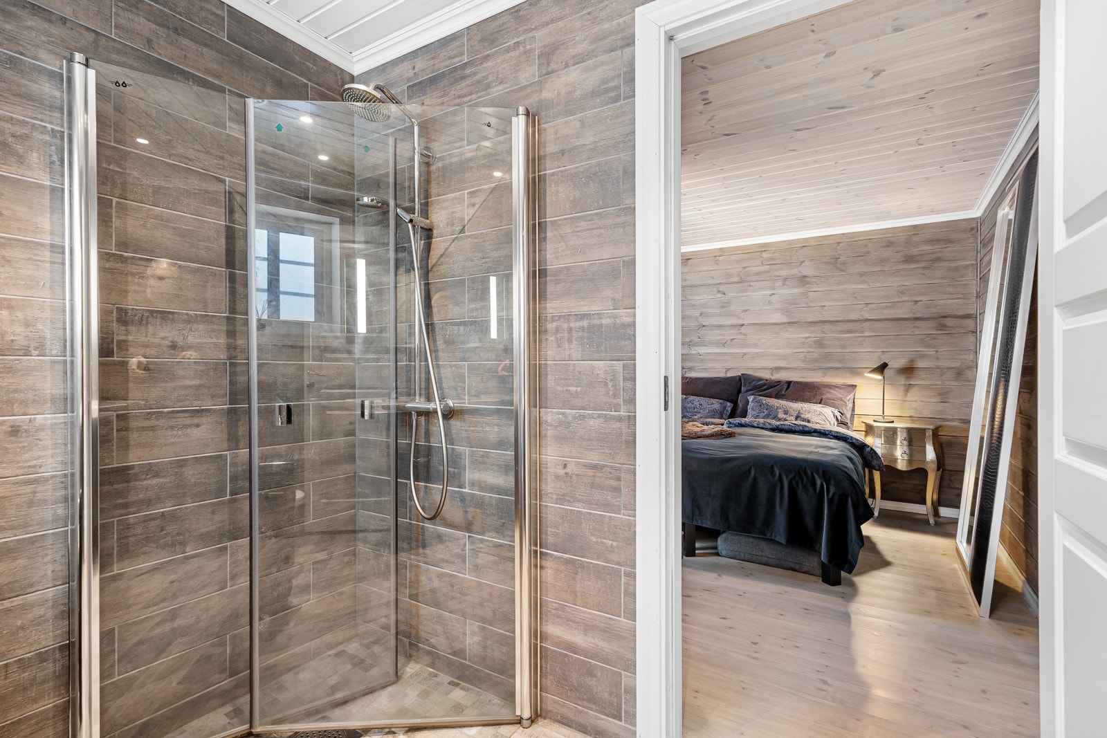 Bad med dusjvegge. Galleribilde