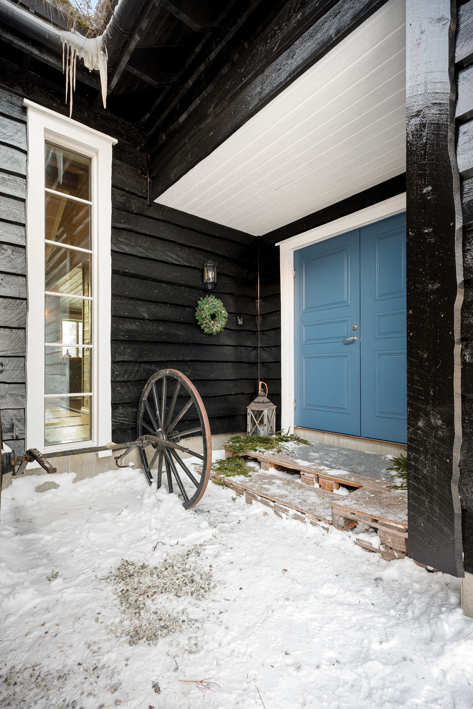 Praktisk inngangsparti med takoverbygg Galleribilde