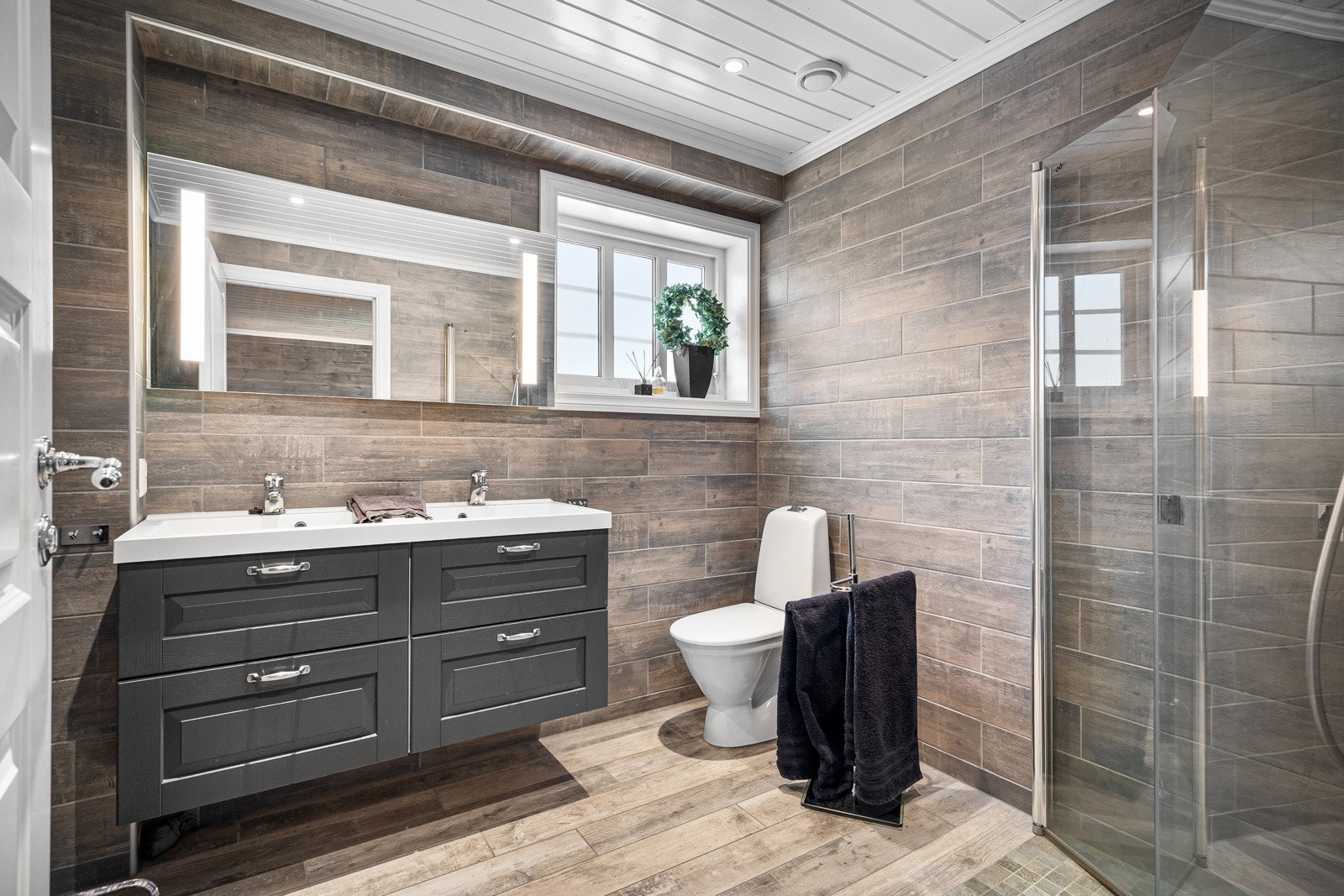 Det er to bad. Det ene er i tilknytning til hovedsoverommet. Galleribilde