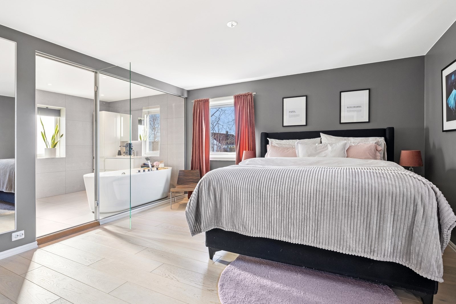 Rommet har god plas til seng og annet ønsket innventar og er malt i en behagelig farge som passer godt inn. Galleribilde