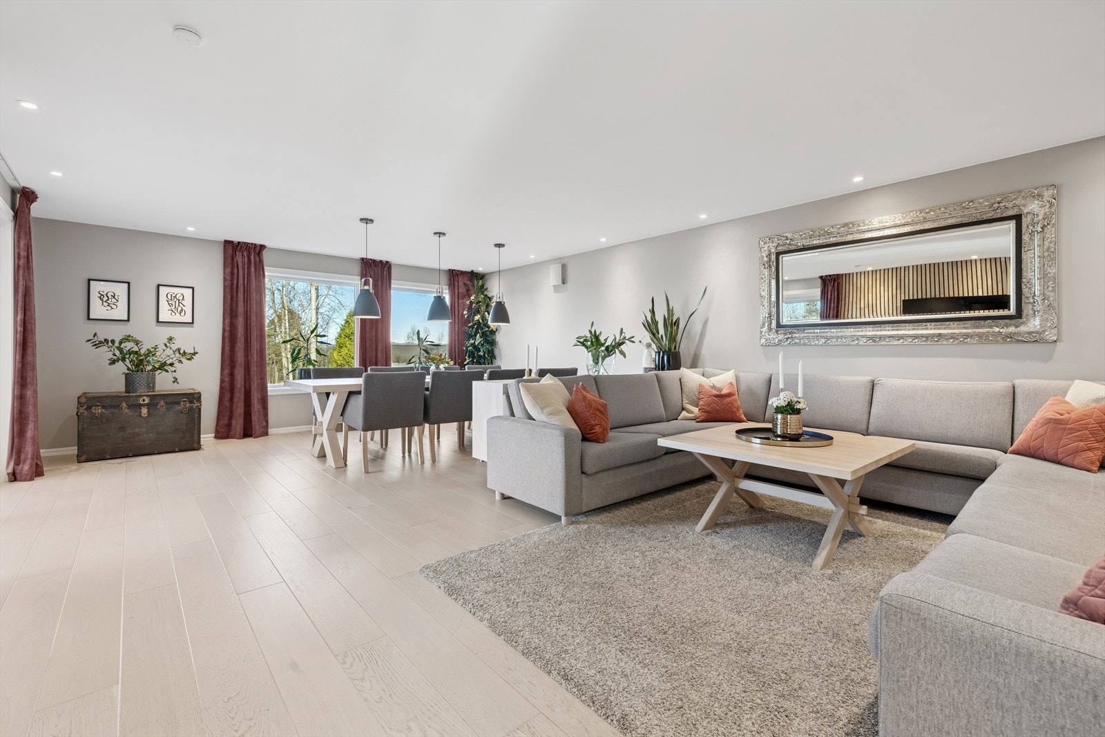 Innbydende stue med god plass til sofagruppe og spisebord. Galleribilde