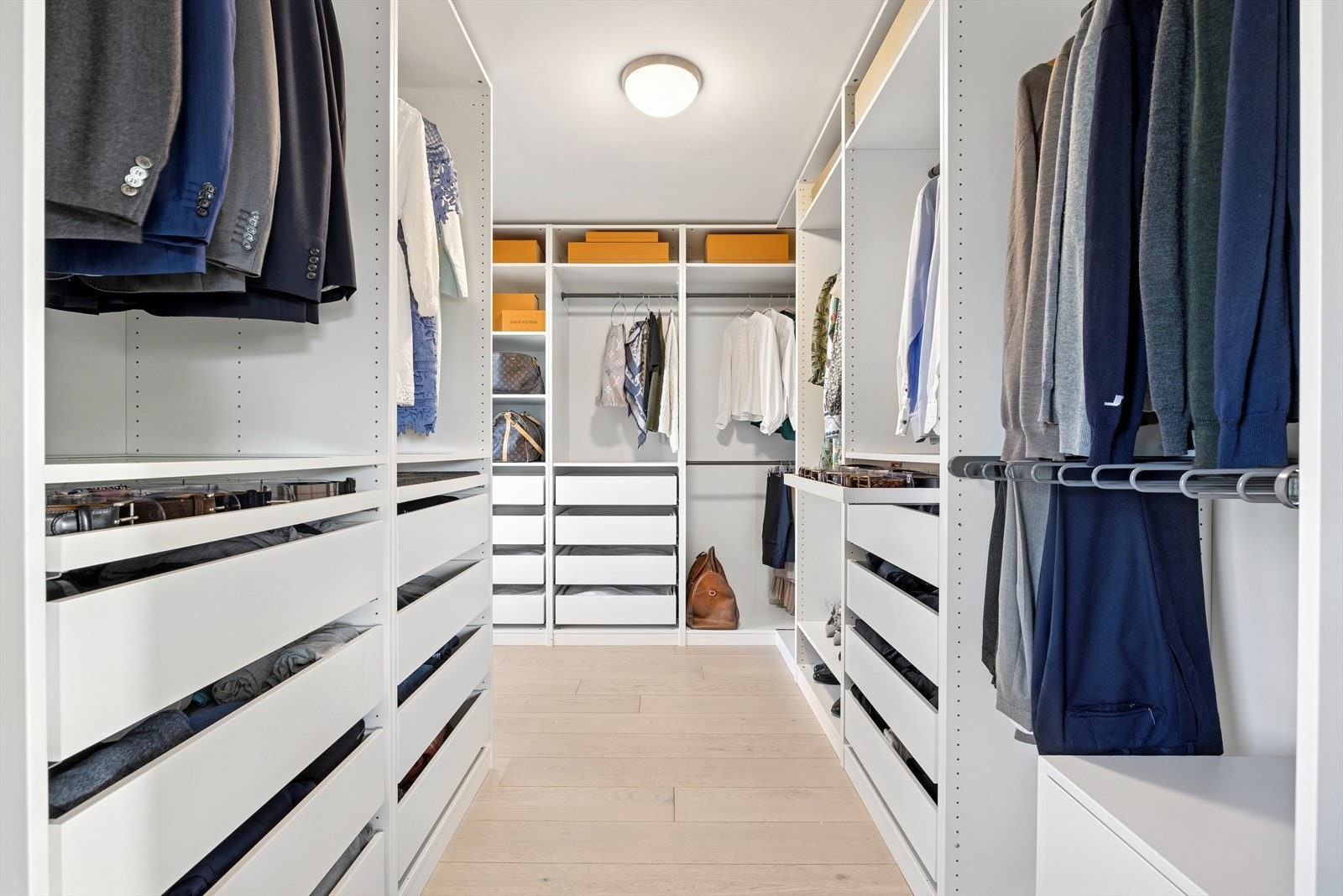 Stort walk-in closet med adkomst fra hovedsoverommet med mye skapplass. Galleribilde