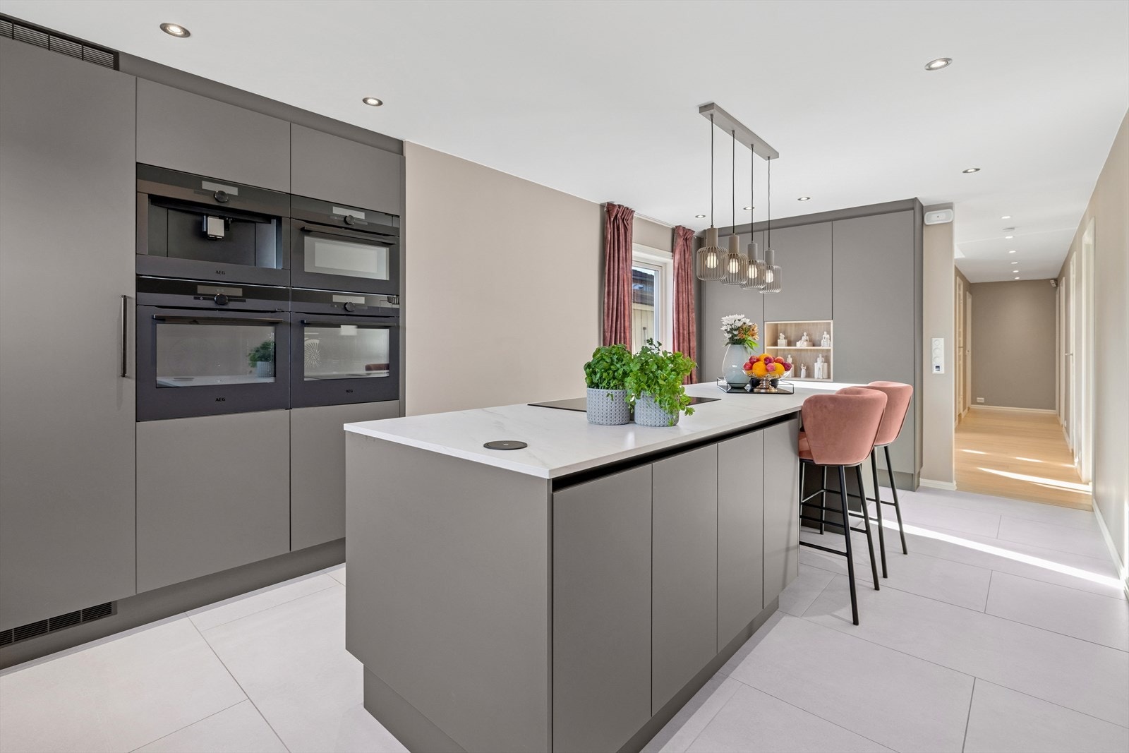 Det er integrert kjøl/fryseskap, oppvaskmaskin, platetopp, kaffemaskin, micro, stekeovn og komfyrvakt. Galleribilde